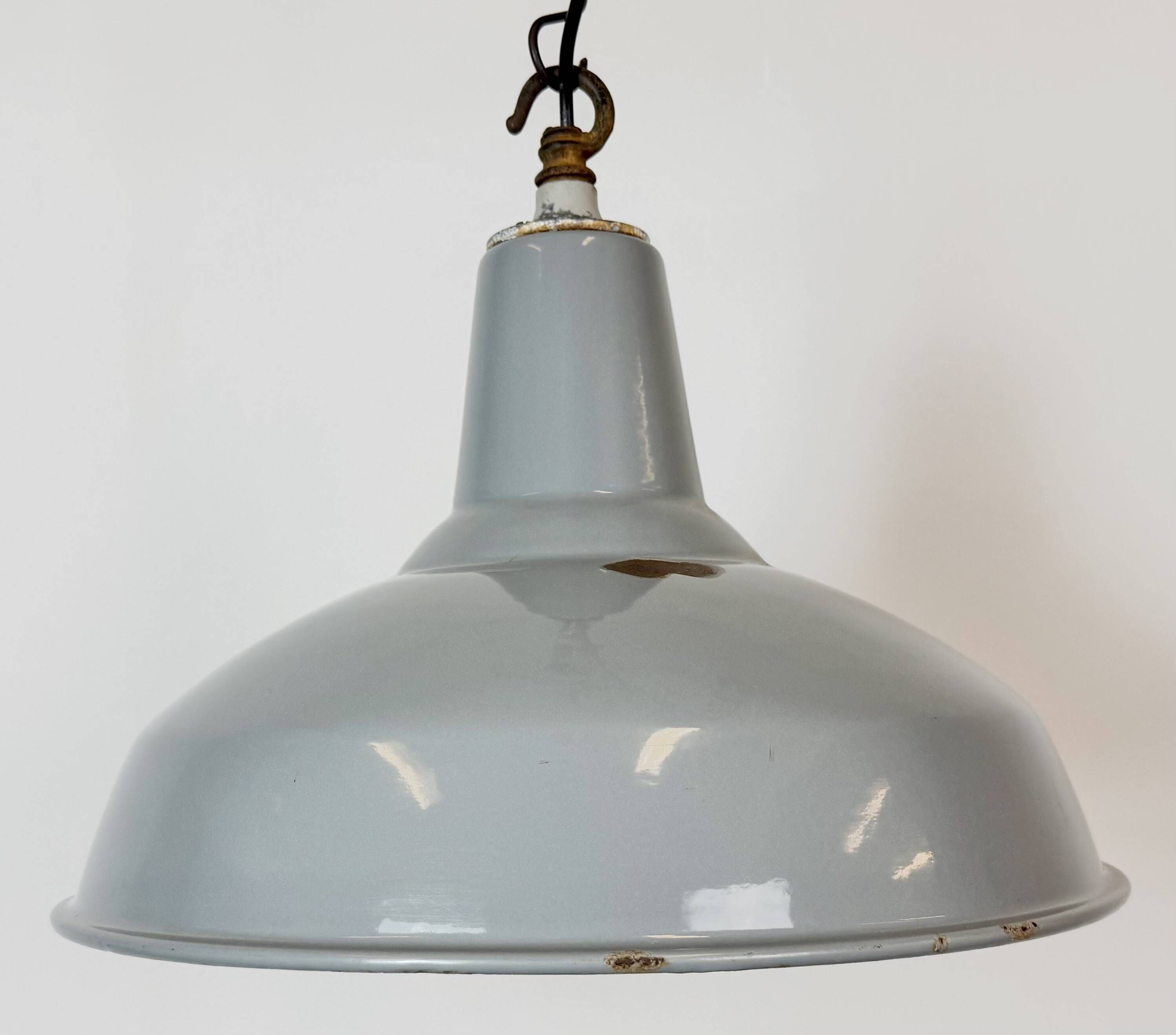 Suspension en émail gris industriel britannique, années 1960