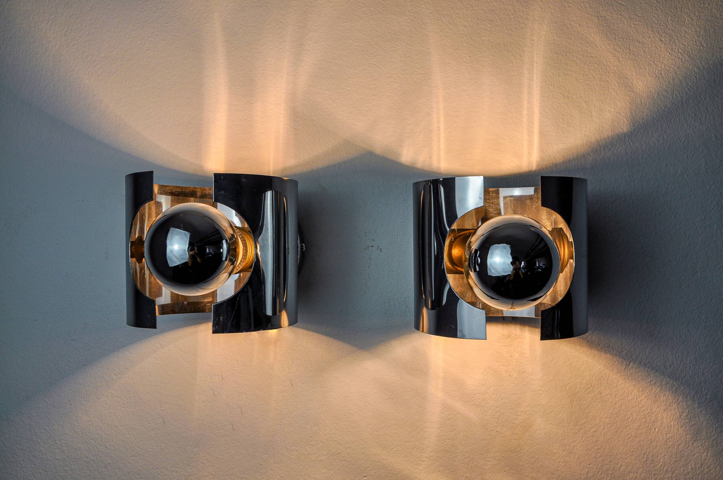 Pair of tubular space age wall lights, chromed metal, Italy, 1970