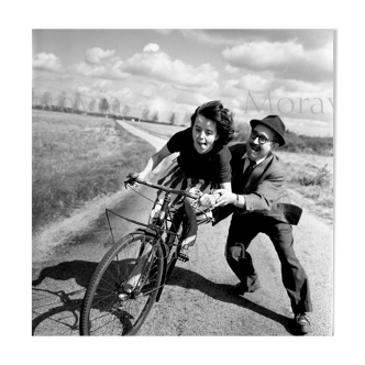Photographie, "La jeune fille au vélo", 1959     /    Hommage à Robert Doisneau