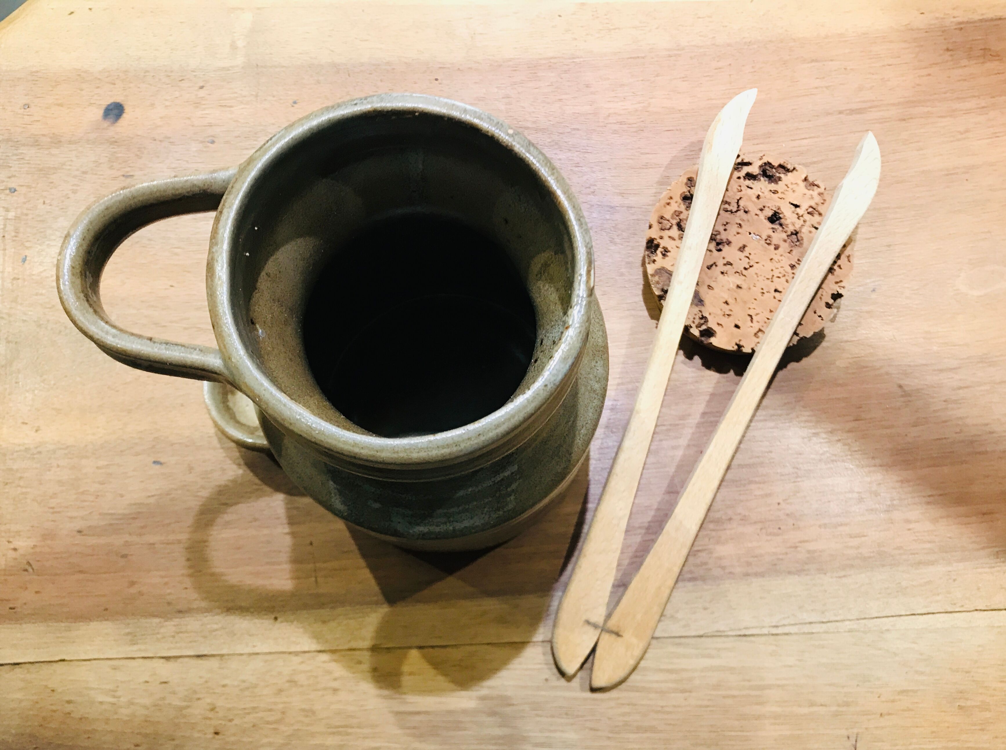 Ceramic stoneware pot with pliers