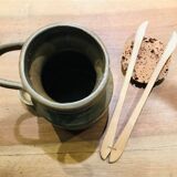 Ceramic stoneware pot with pliers