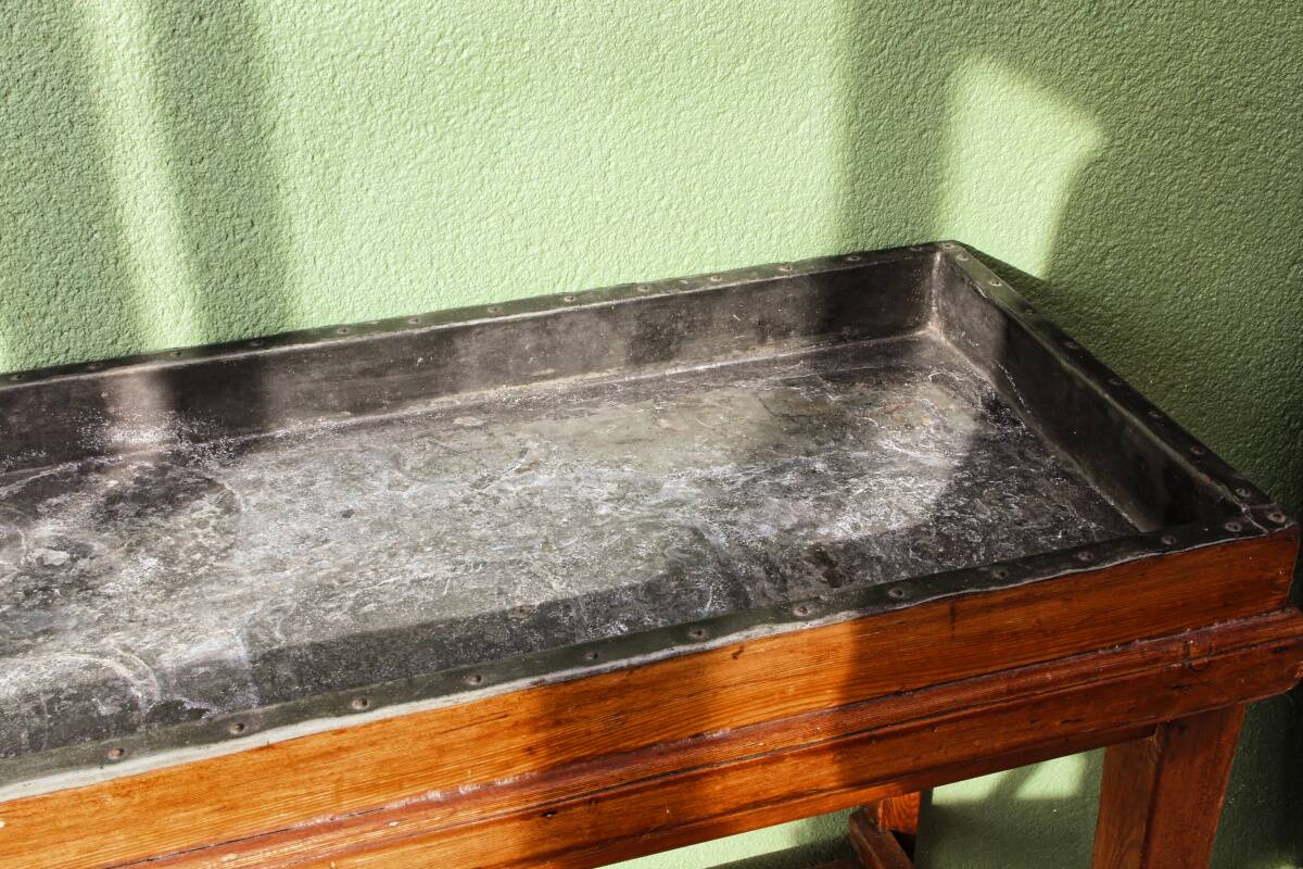 Table de métier, début 20ème, en bois et zinc riveté