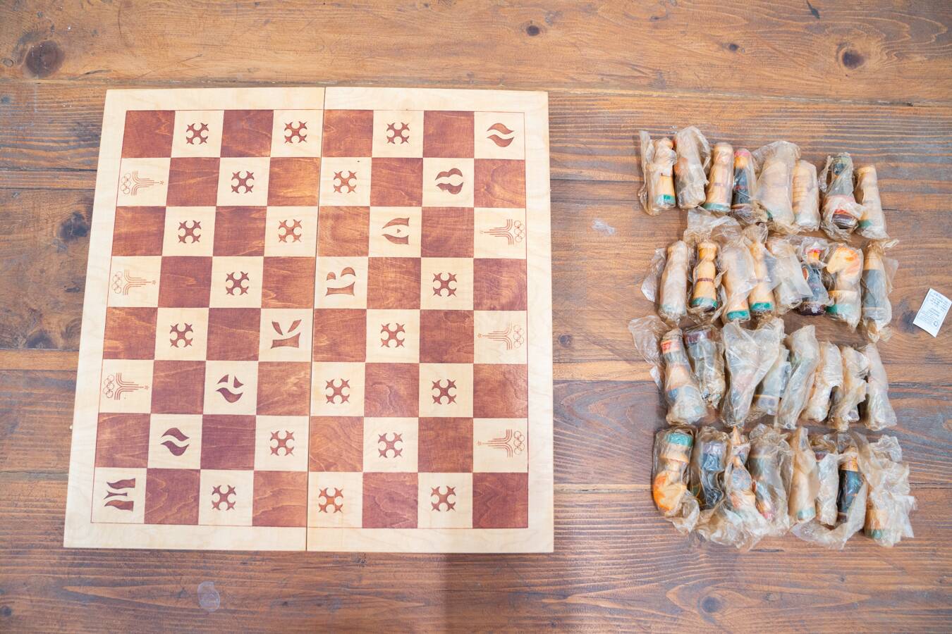 Beech wood chess board, new, with pieces in original box