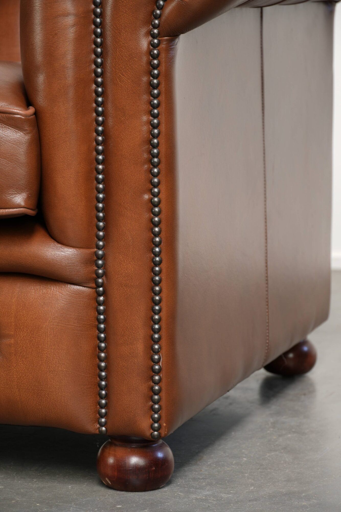 Very spacious 2-seater Chesterfield sofa in cow leather in a English look