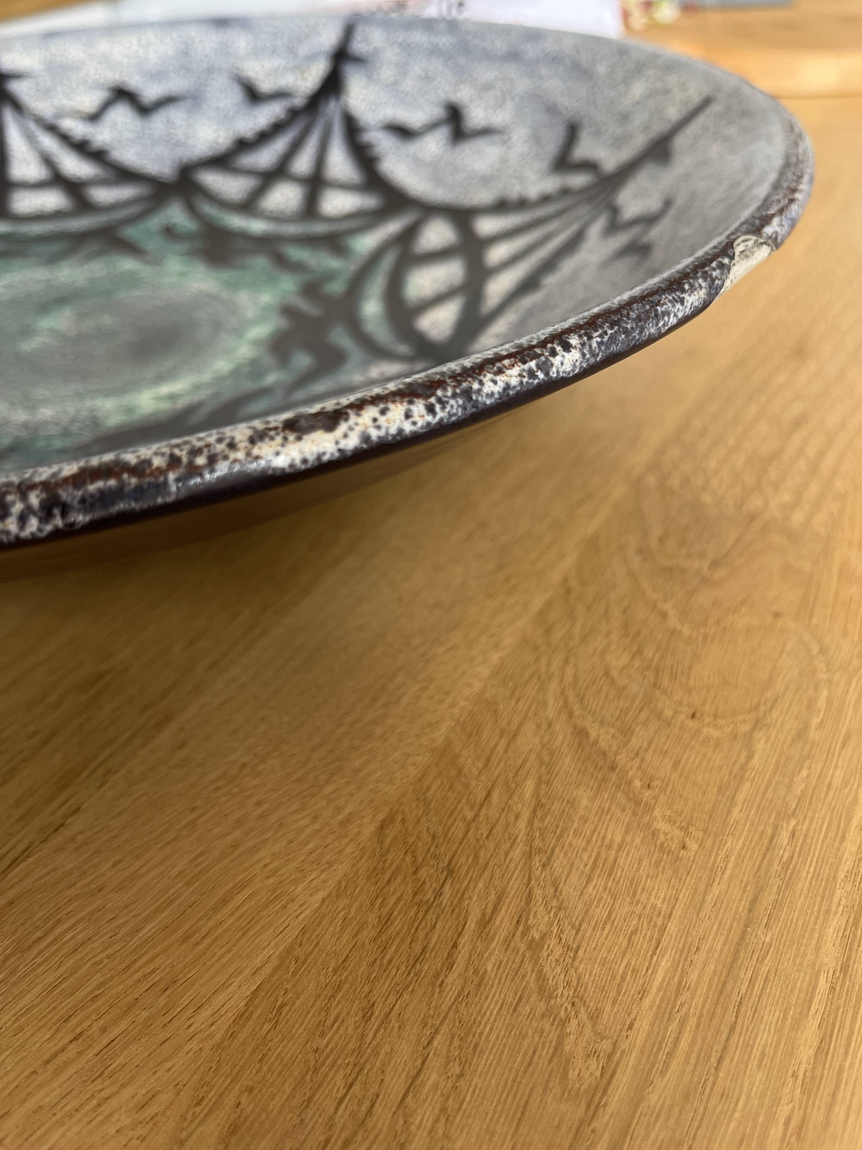 Large round dish St Clément boat motifs