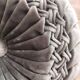 Coussin rond velours vintage gris bleuté