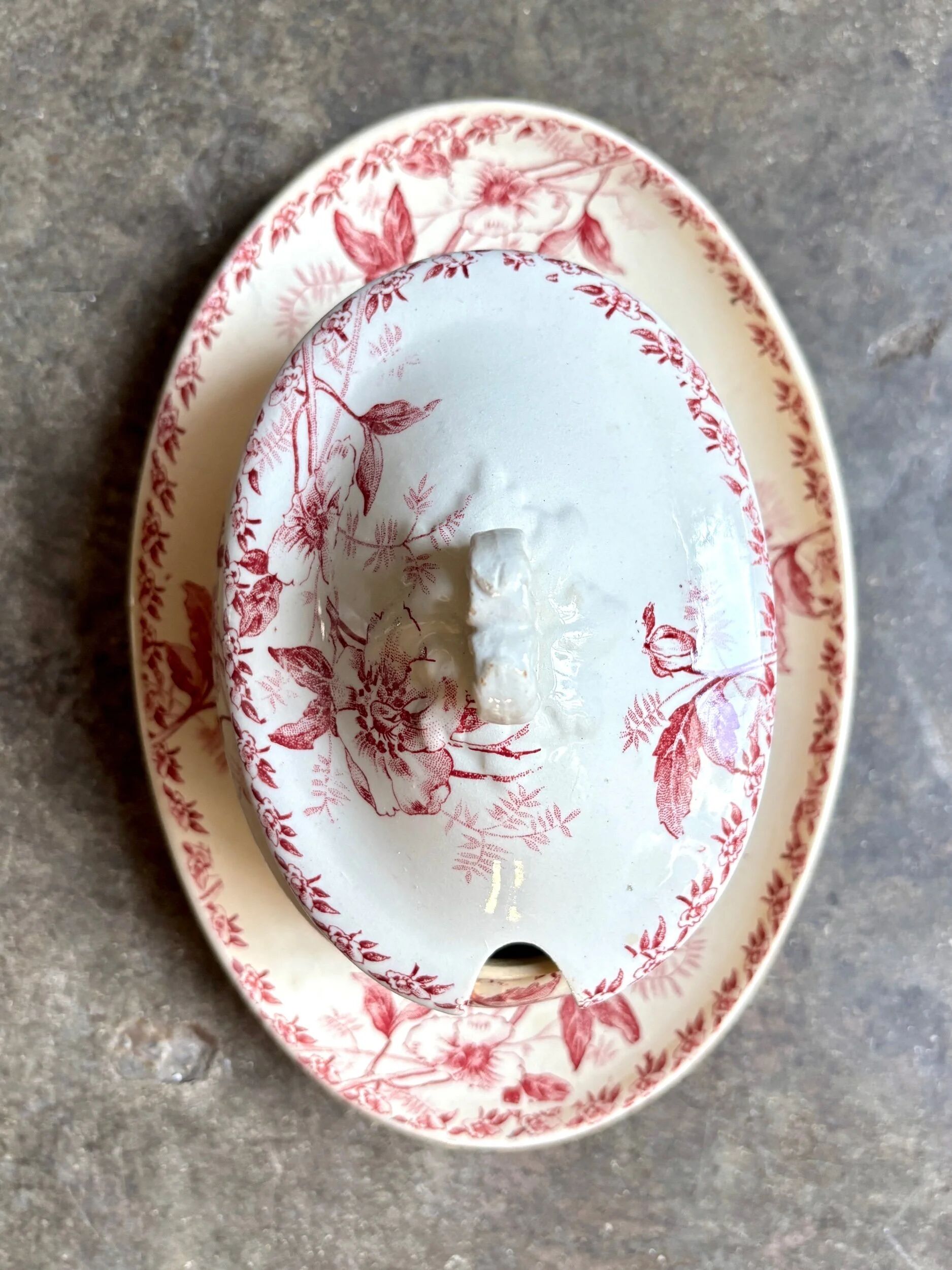 Sauceboat with lid Gien in pink ironstone, "Christmas Roses" service.