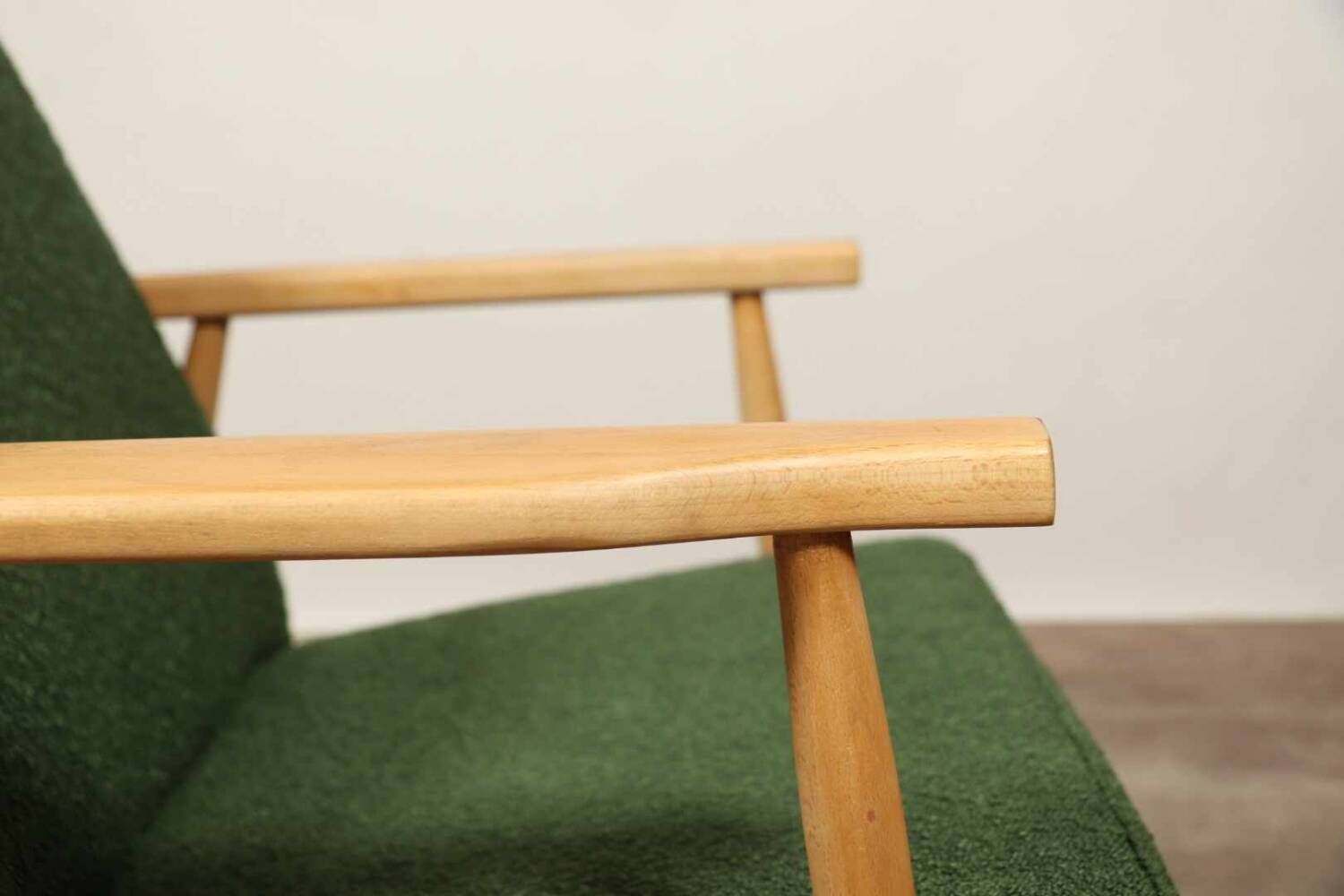 Fauteuil vintage Boucle verte bois naturel après rénovation