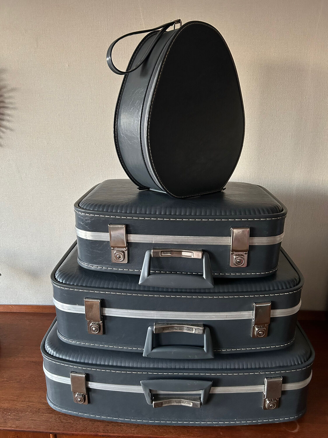 Complete set of "stewardess" nesting suitcases