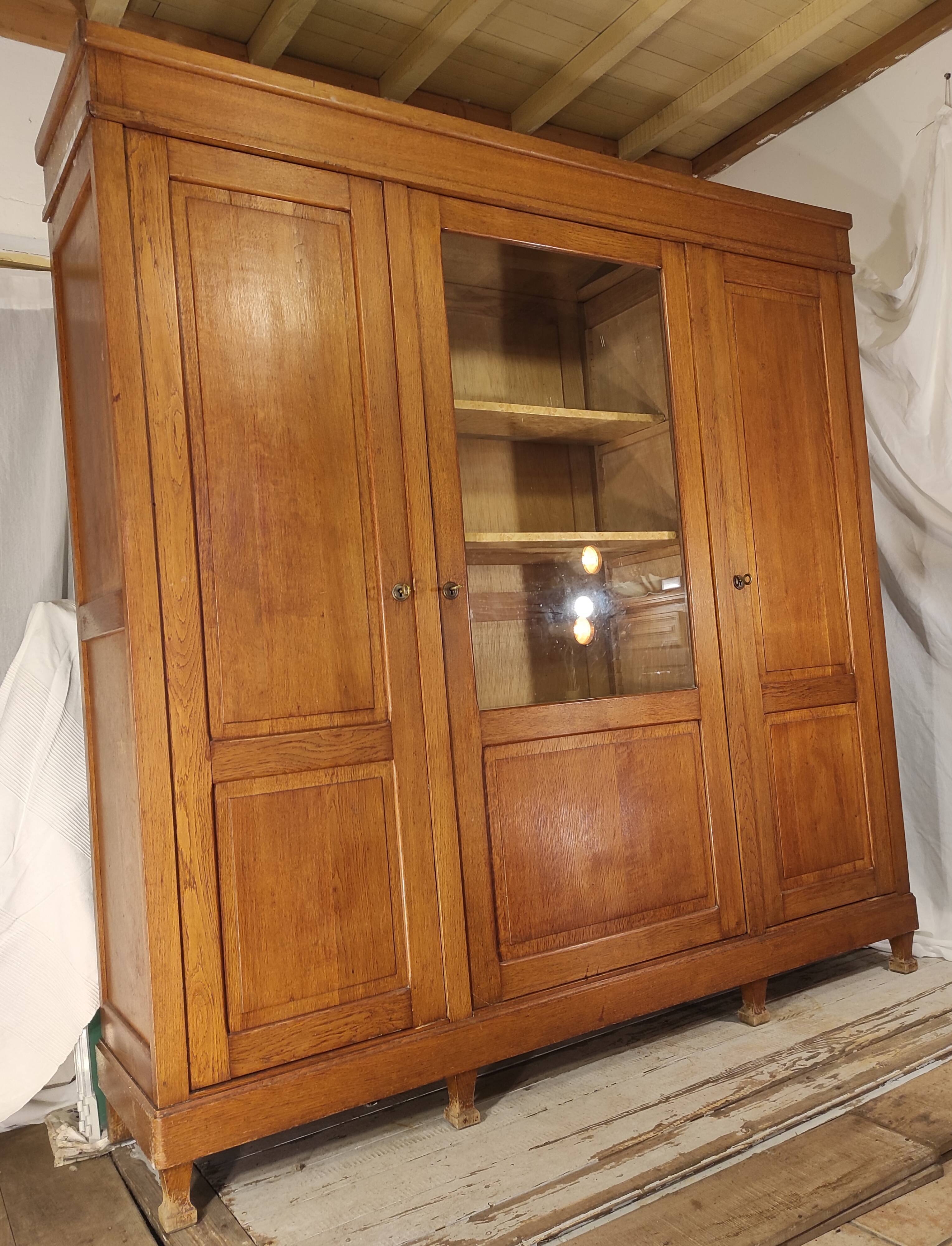 Trade library with showcase