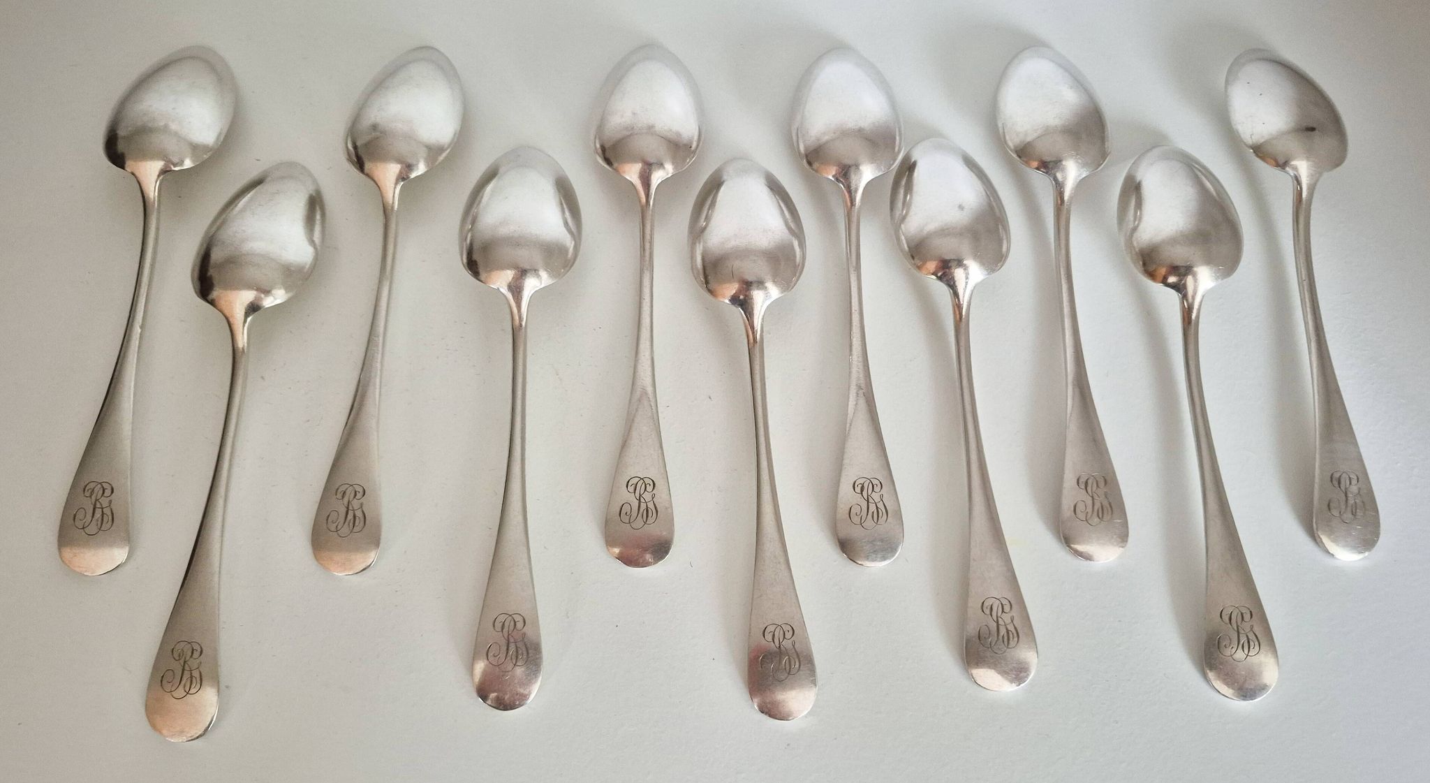 Dessert spoons, silver coffee spoons, small Baguette spoons.