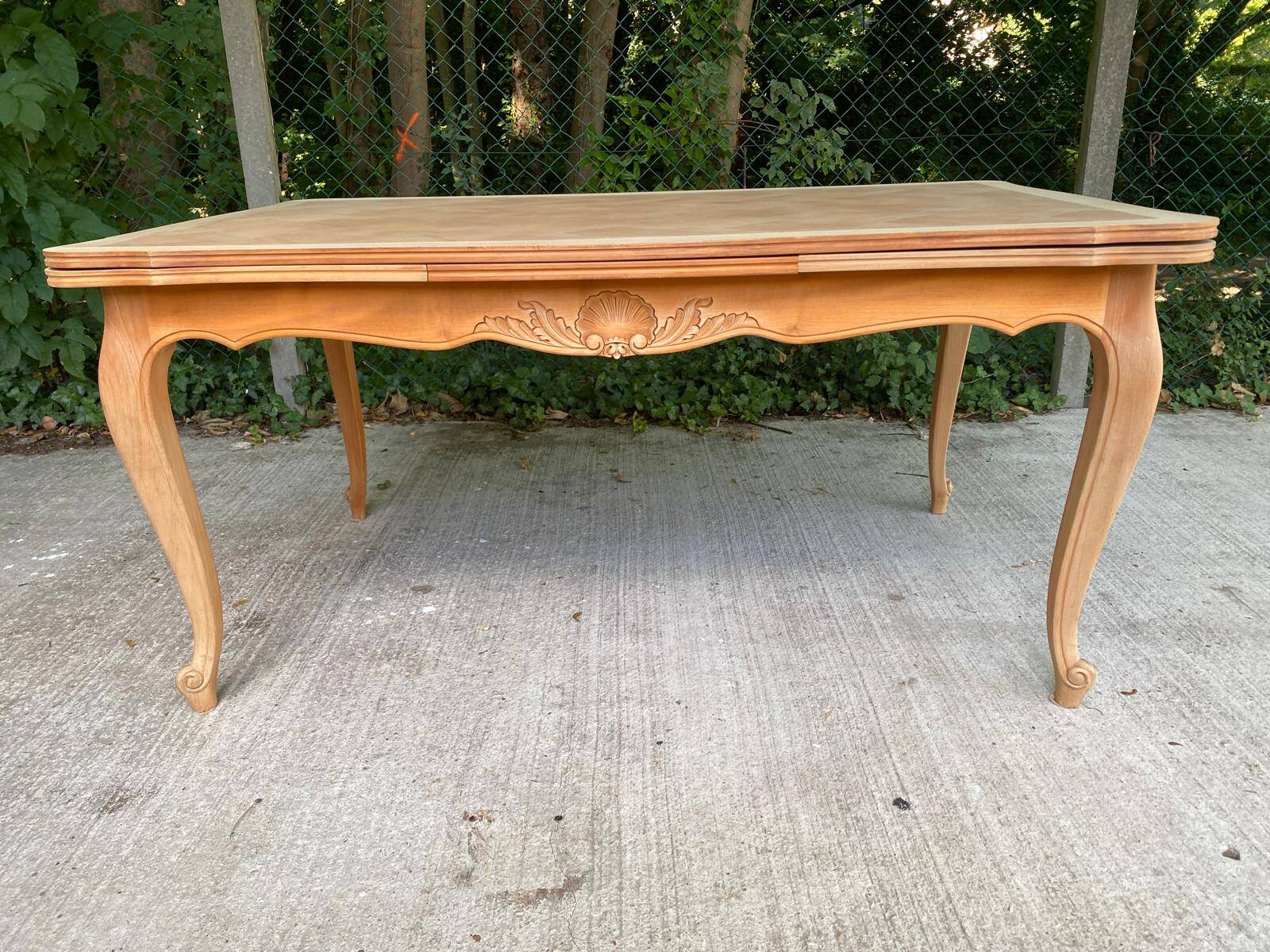 Louis XV extendable dining table, 20th century, renovated in solid oak, 260cm