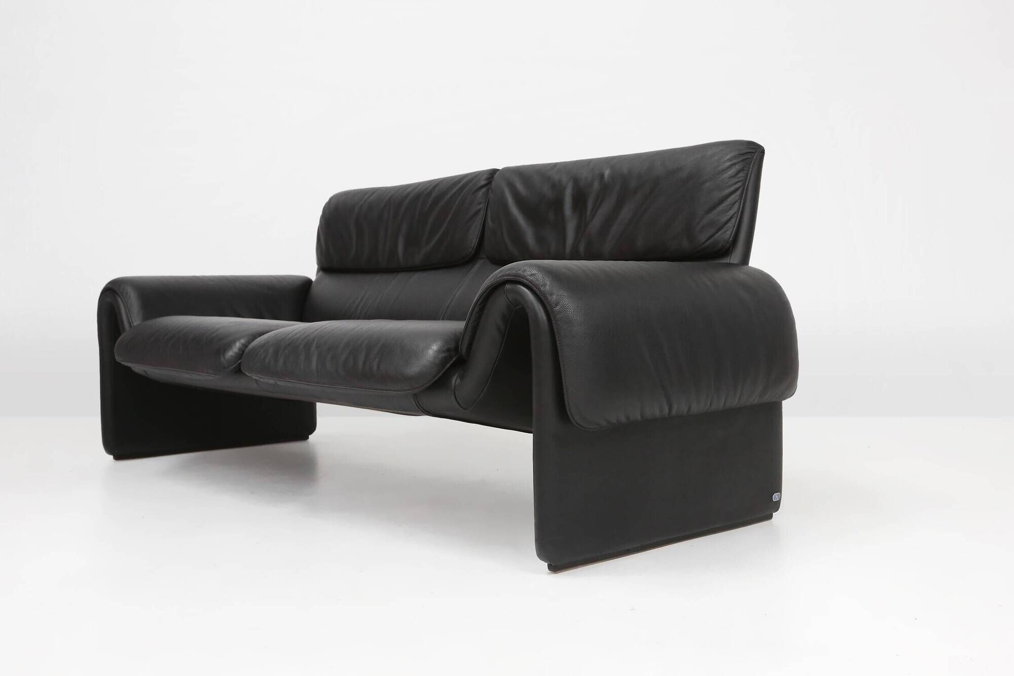 Iconic black leather DS-2011 sofa by De Sede, Switzerland ca. 1980