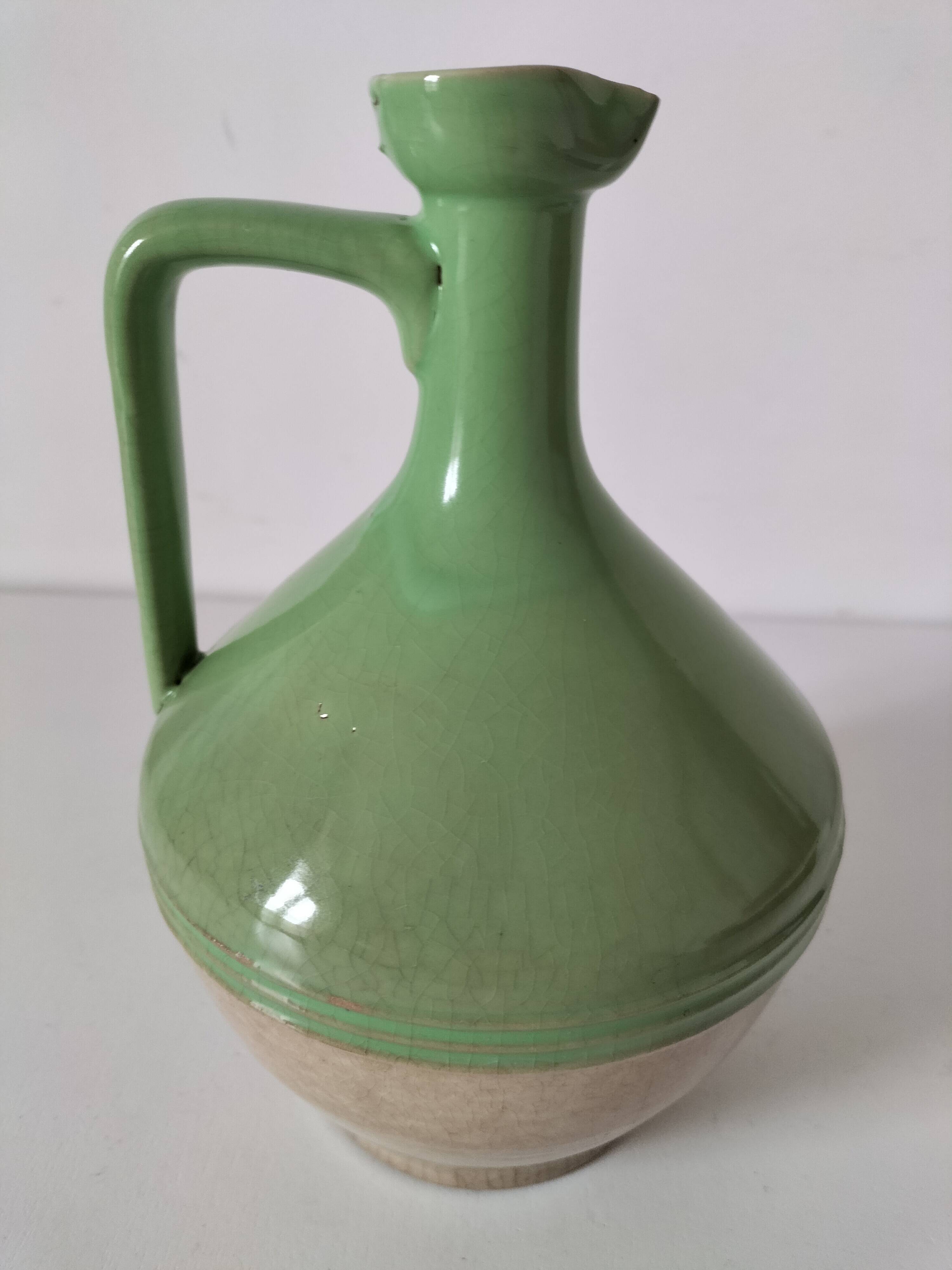 Cruche en terre vernissée verte artisanale vintage