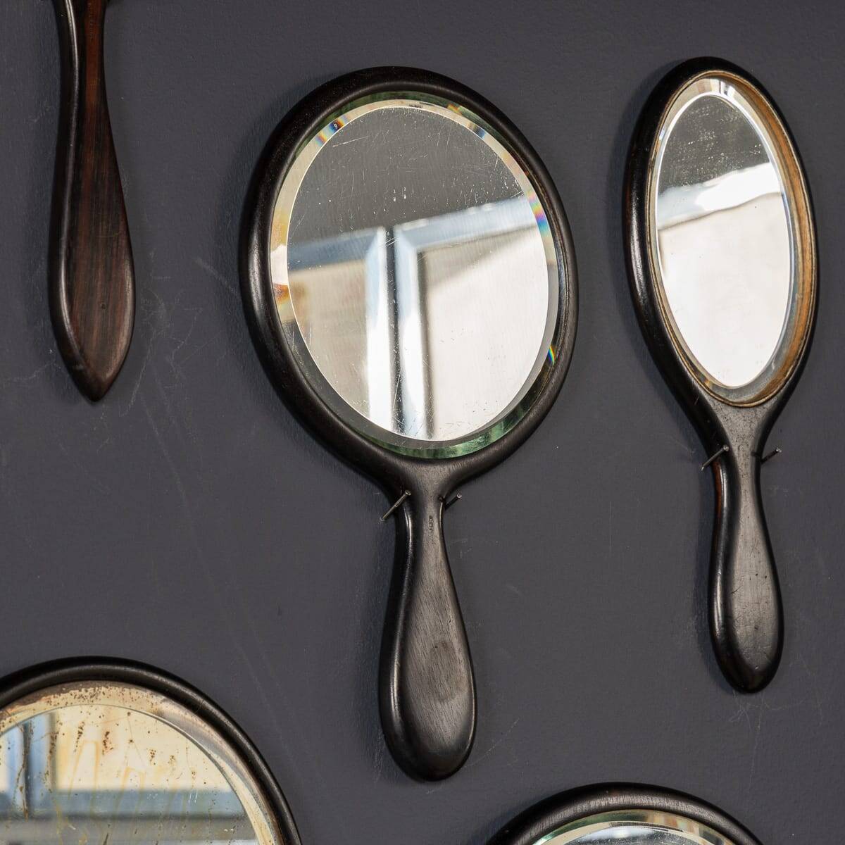 Collection antique du 19ème siècle de vingt-cinq miroirs à main en bois