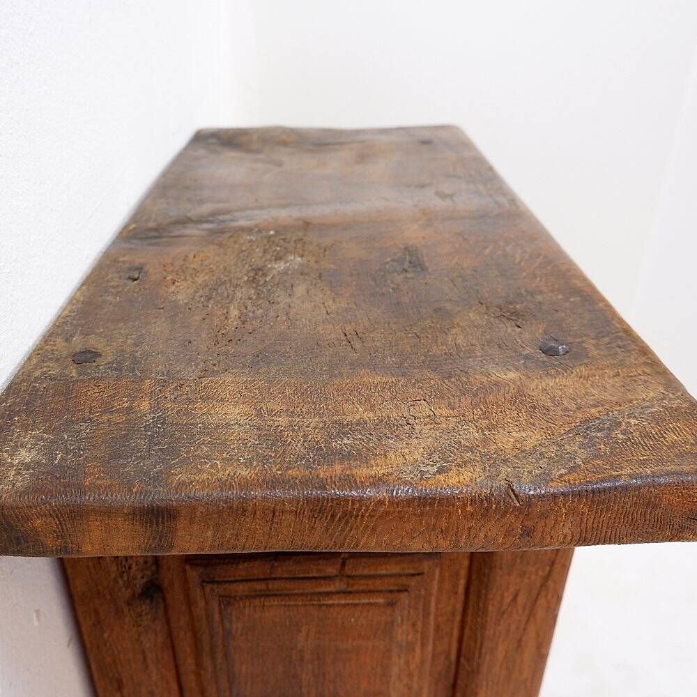 Armoire rustique en bois avec porte à panneau sculpté et ferrures en fer - Espagne, début XIXe siècle