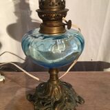 Lampe à pétrole bleue et pied laiton, électrifiée