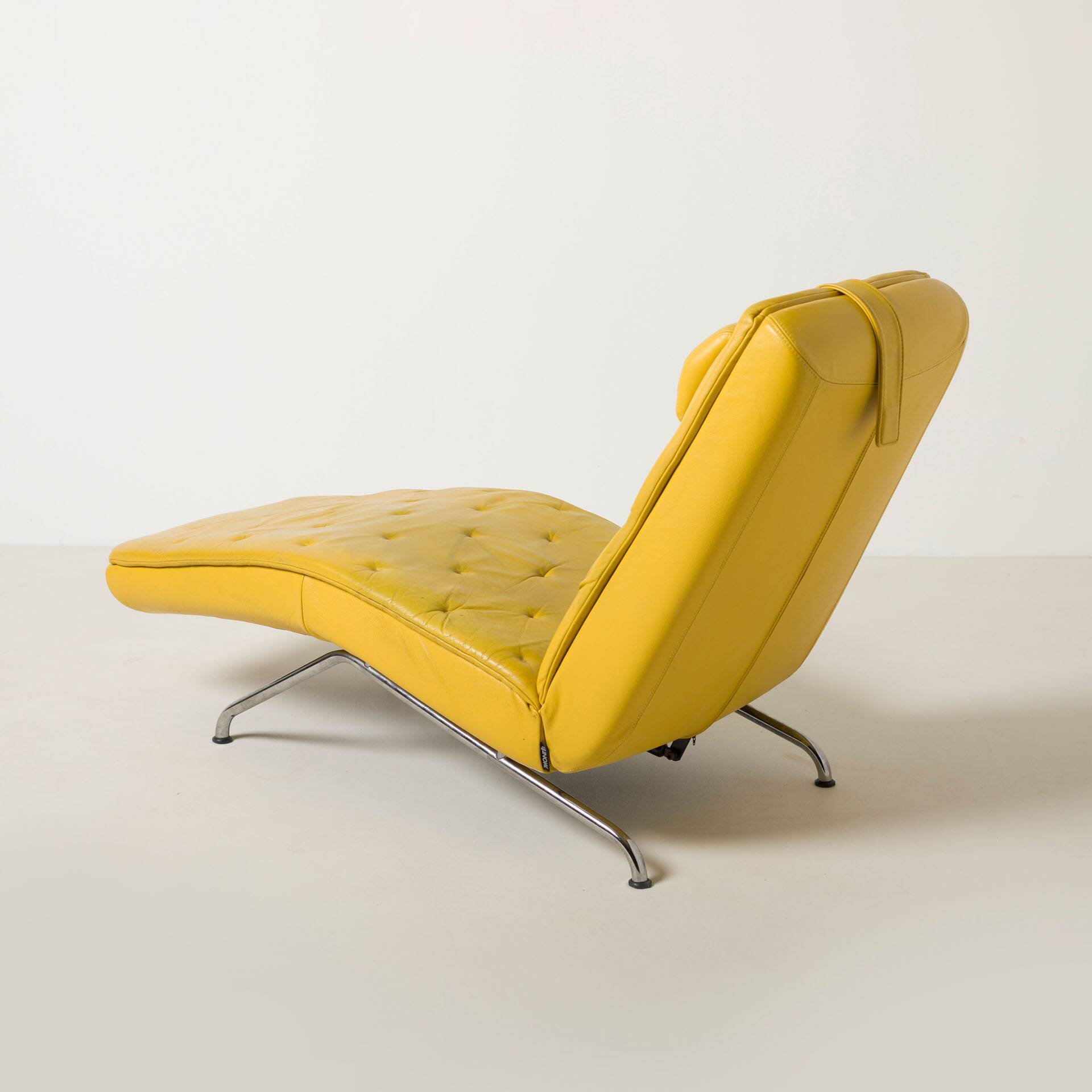 Mid Century / Modernist / Bauhaus Style  Chaise in yellow leather / chrome