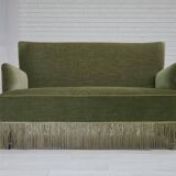 Canapé danois 2 places des années 1970, velours d'ameublement vert, pieds en bois de hêtre.
