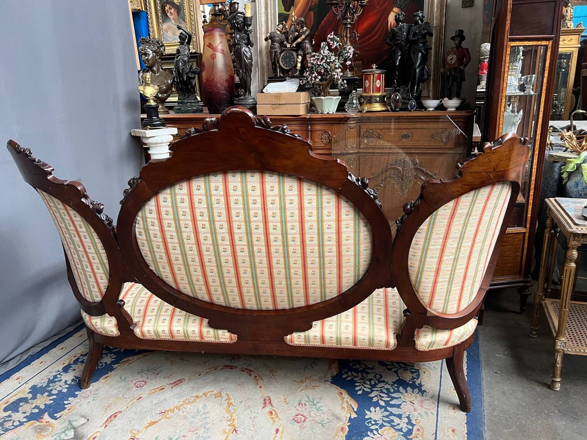 Antique baroque canapé. Mahogany, carved.