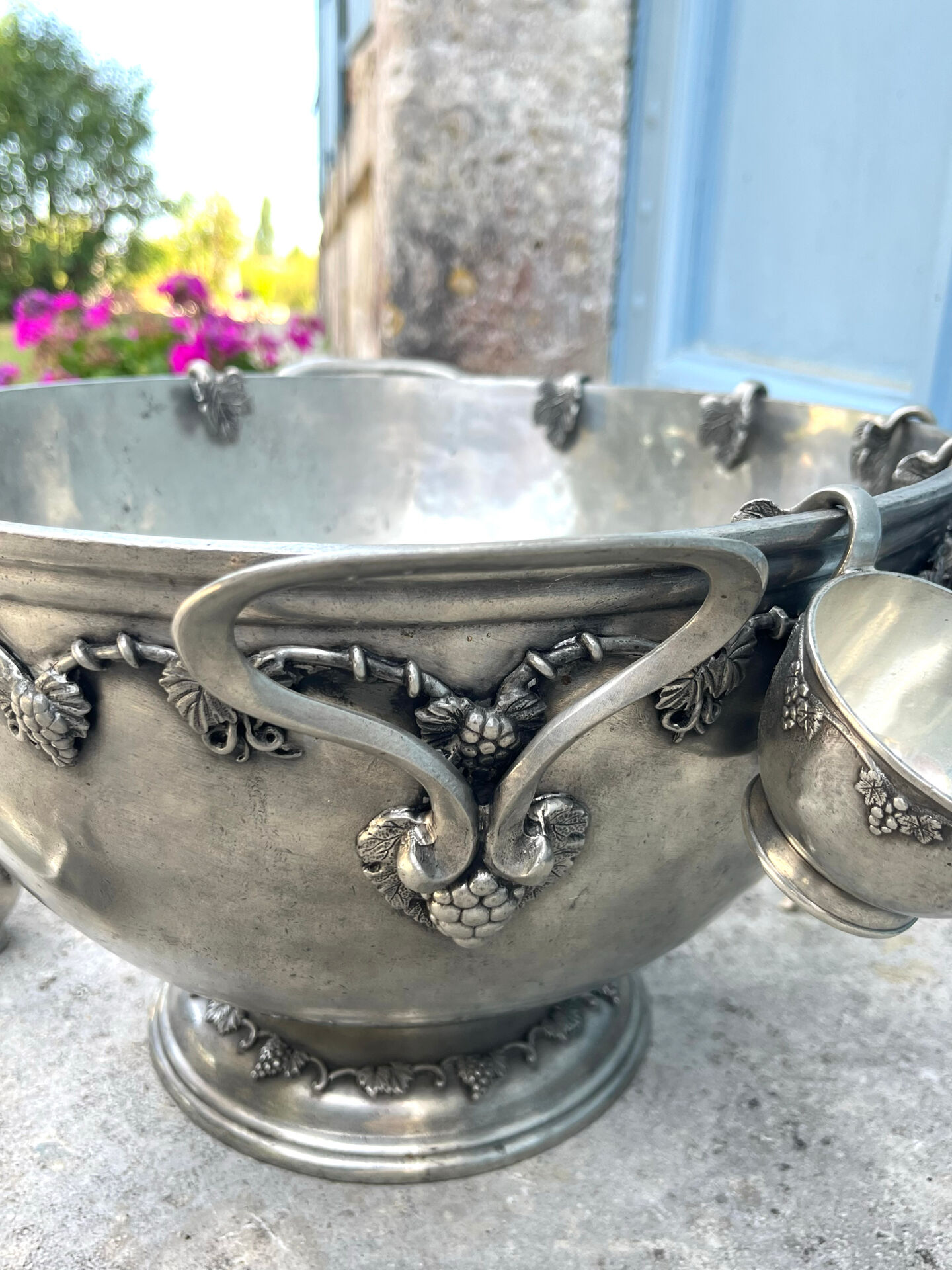 French pewter punch bowl set with 10 cups and ladle – grapevine Etain