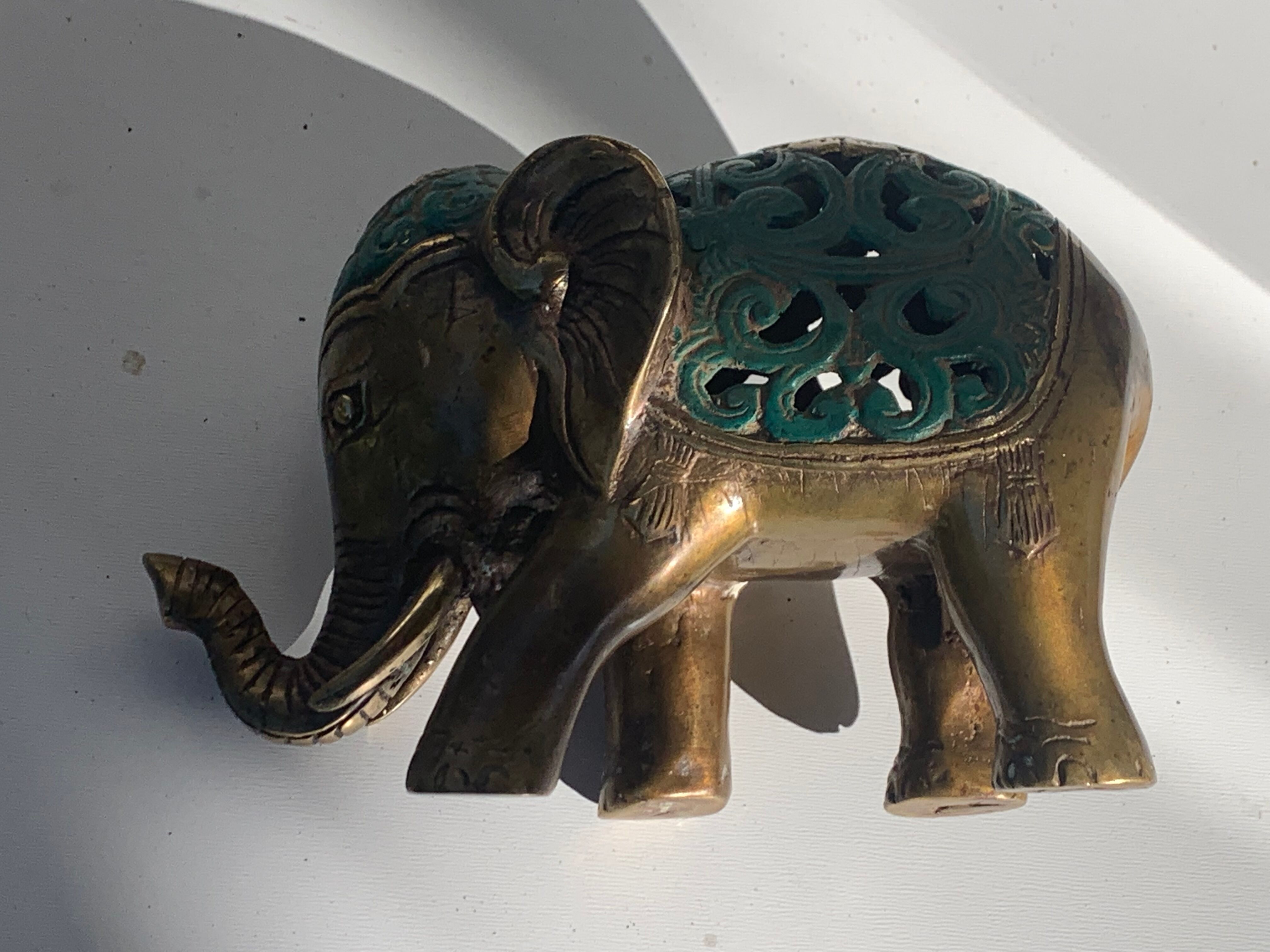 Éléphant en laiton doré et patine verte vintage