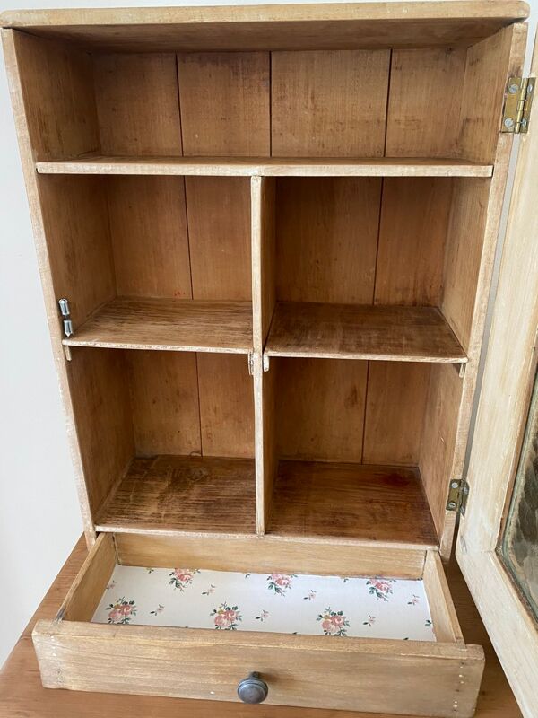 Armoire à pharmacie