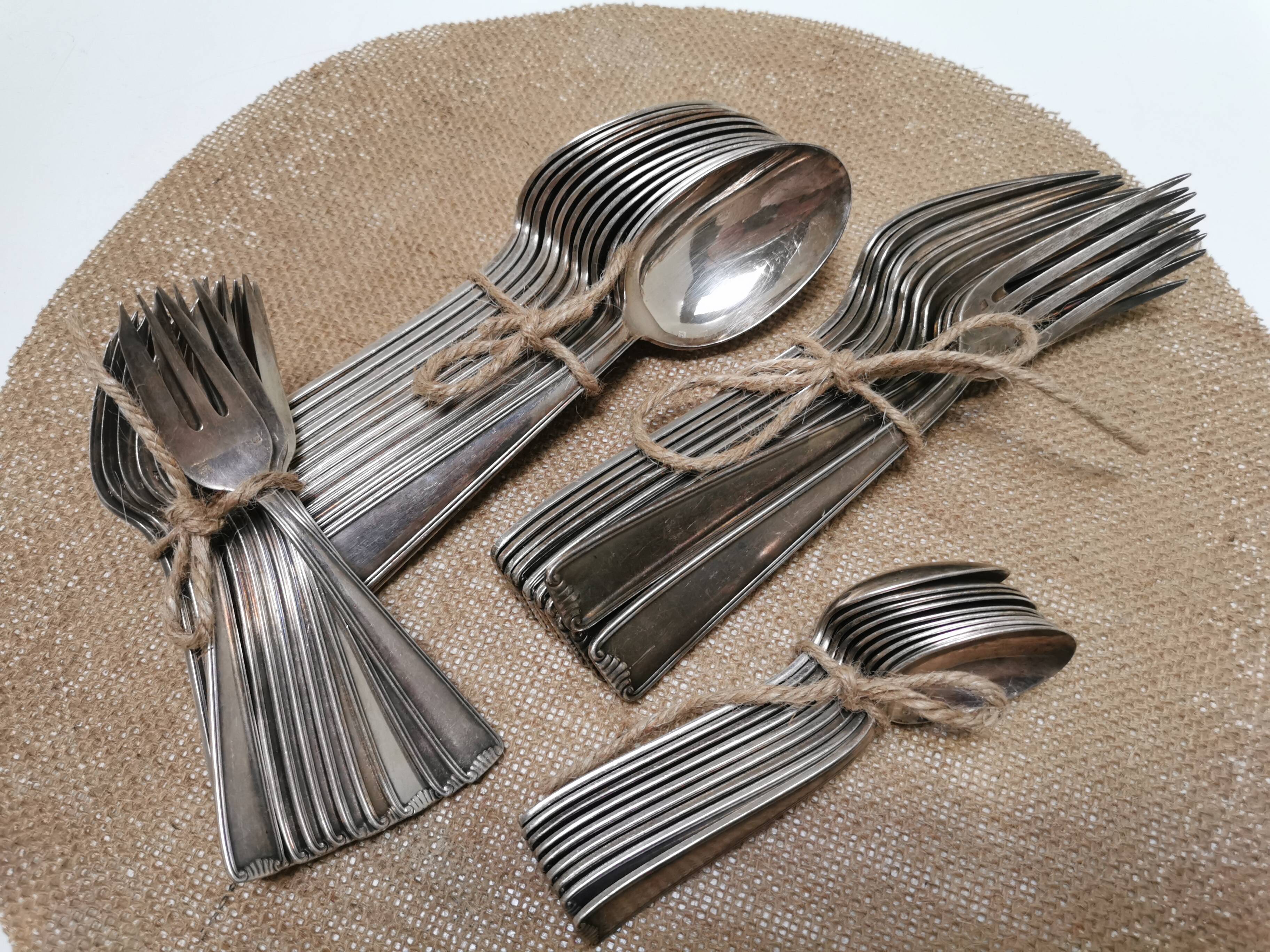 Ensemble de couverts en métal argenté