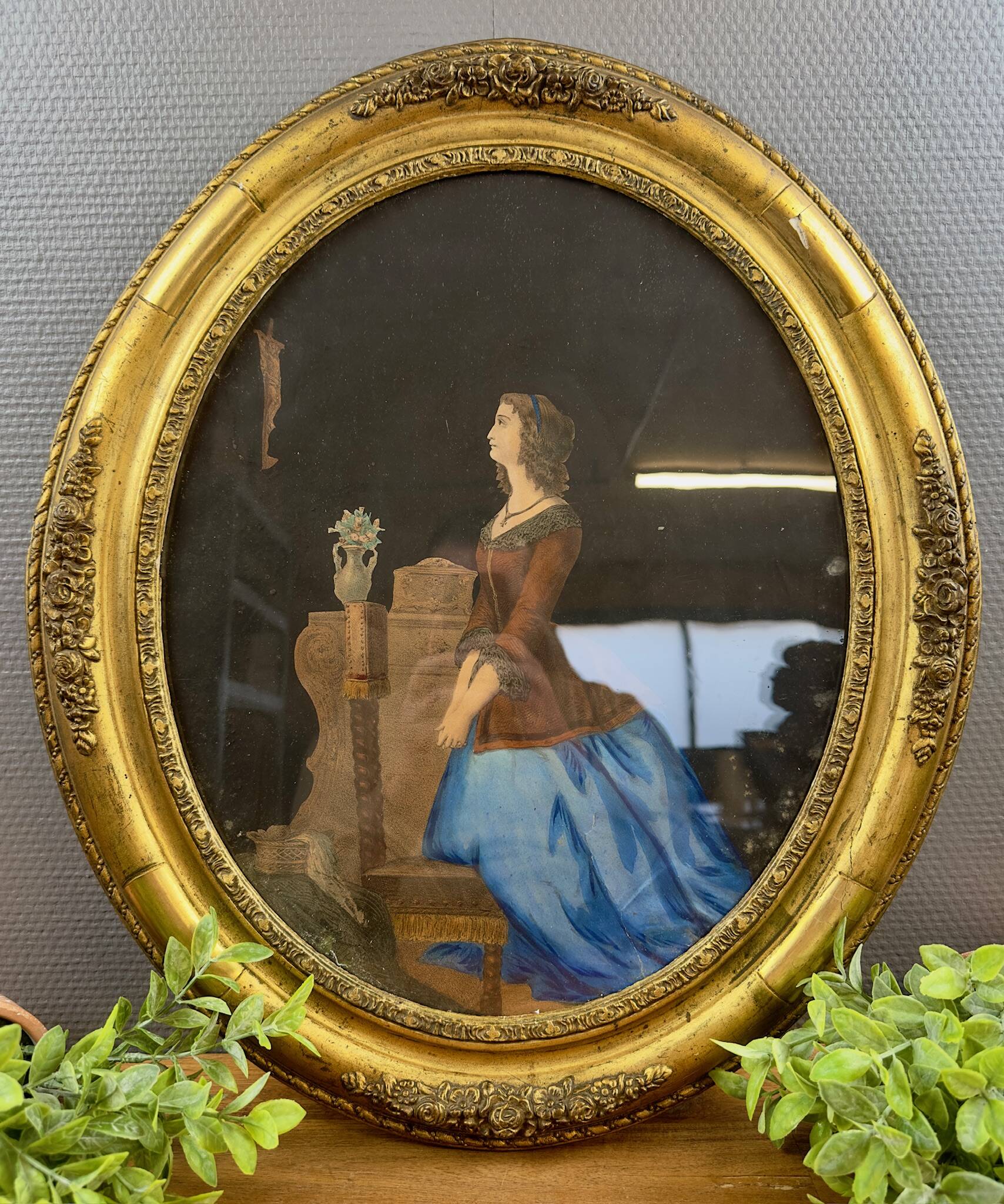 Old lithograph of a woman in prayer – Oval gold frame