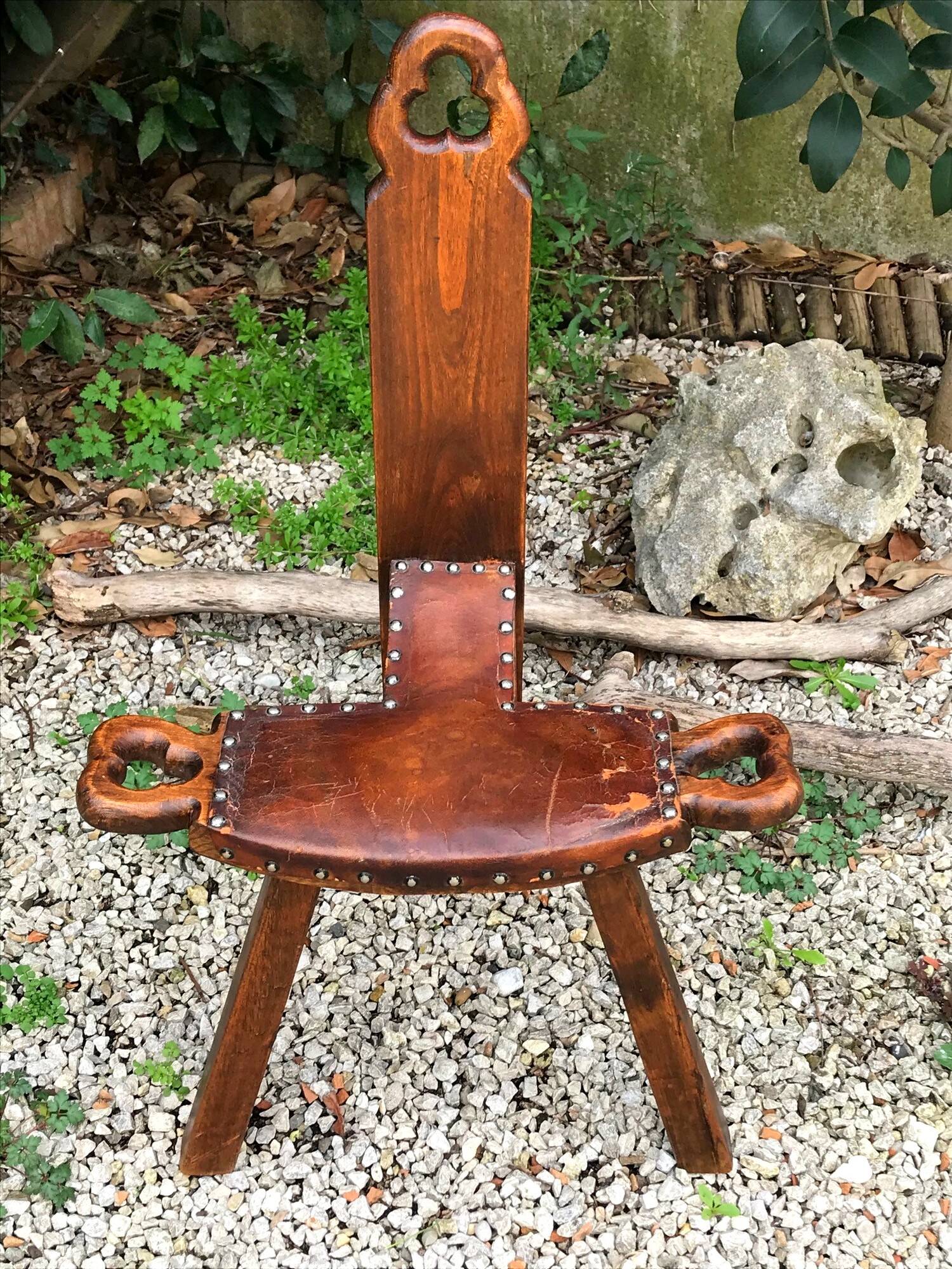 Chaise vintage tripode en bois et cuir années 60