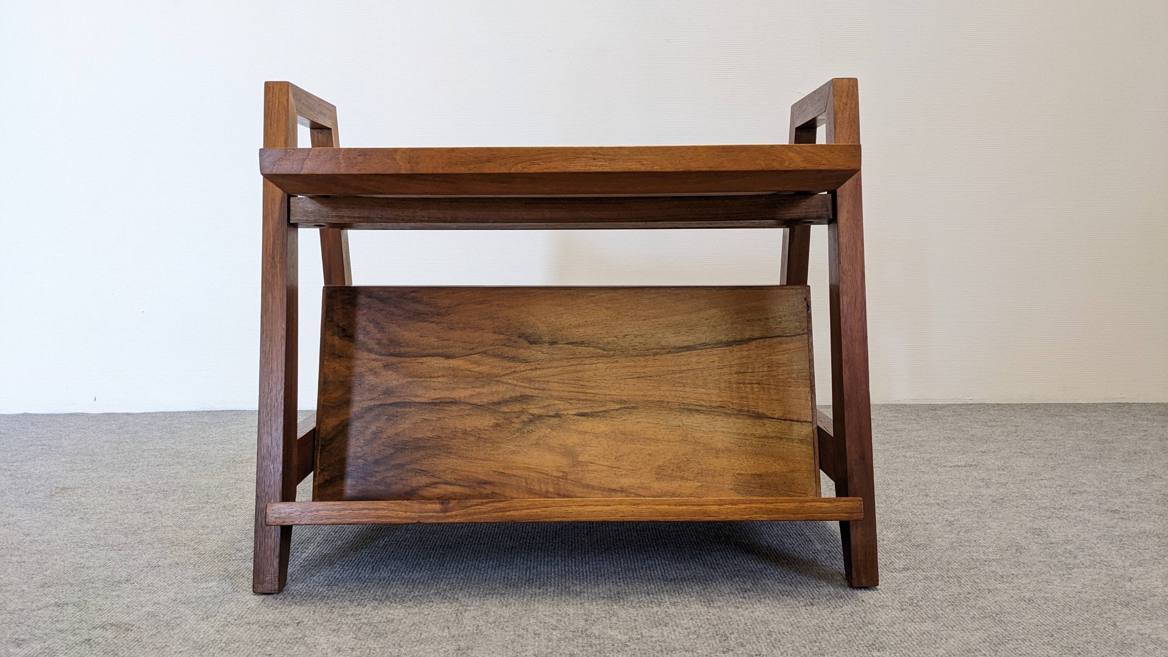 Table d'appoint porte-revues Art déco en noyer, France vers 1930
