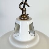 Lampe à suspension industrielle en émail blanc de Thorlux, années 1960
