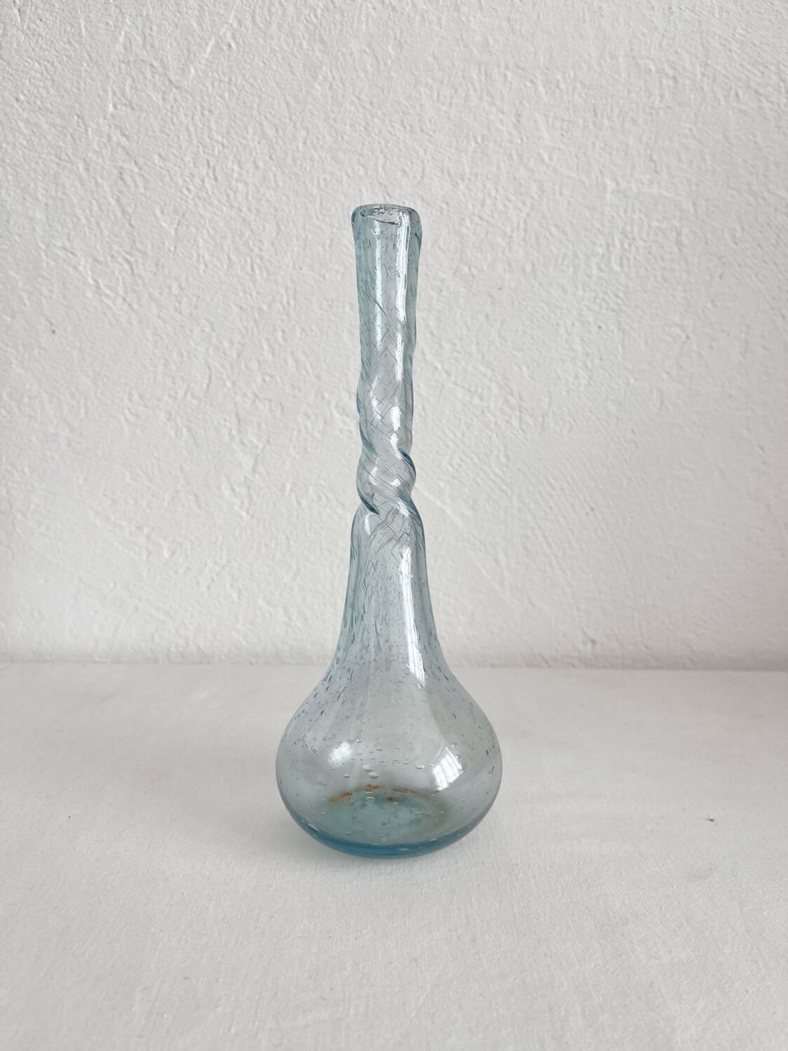 Vase soliflore en verre soufflé bullé torsadé Biot vintage