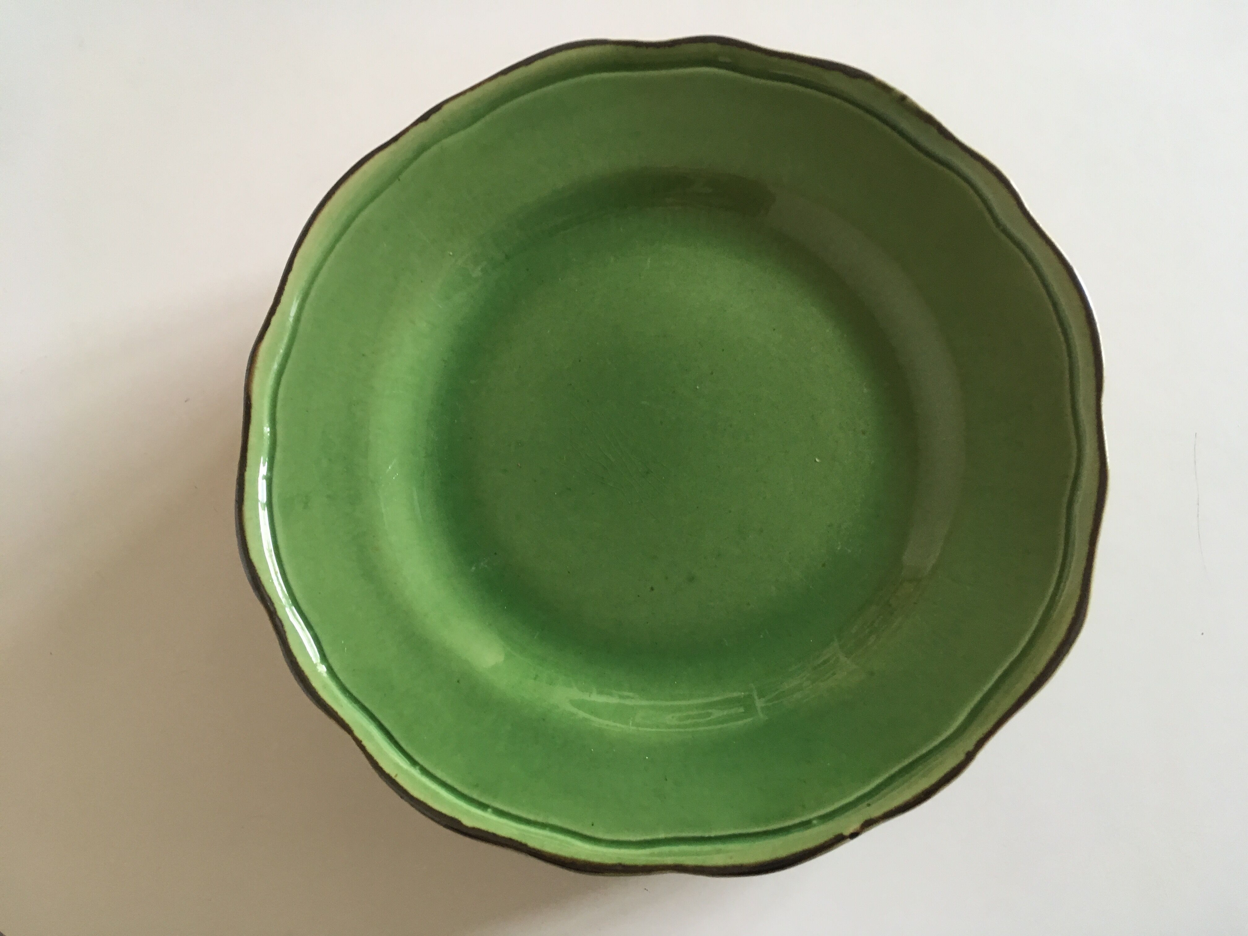 Set d'assiettes à godrons en terre émaillée vert Provence