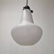 Suspension Mid-Century en verre opale et laiton, Italie années 1960.
