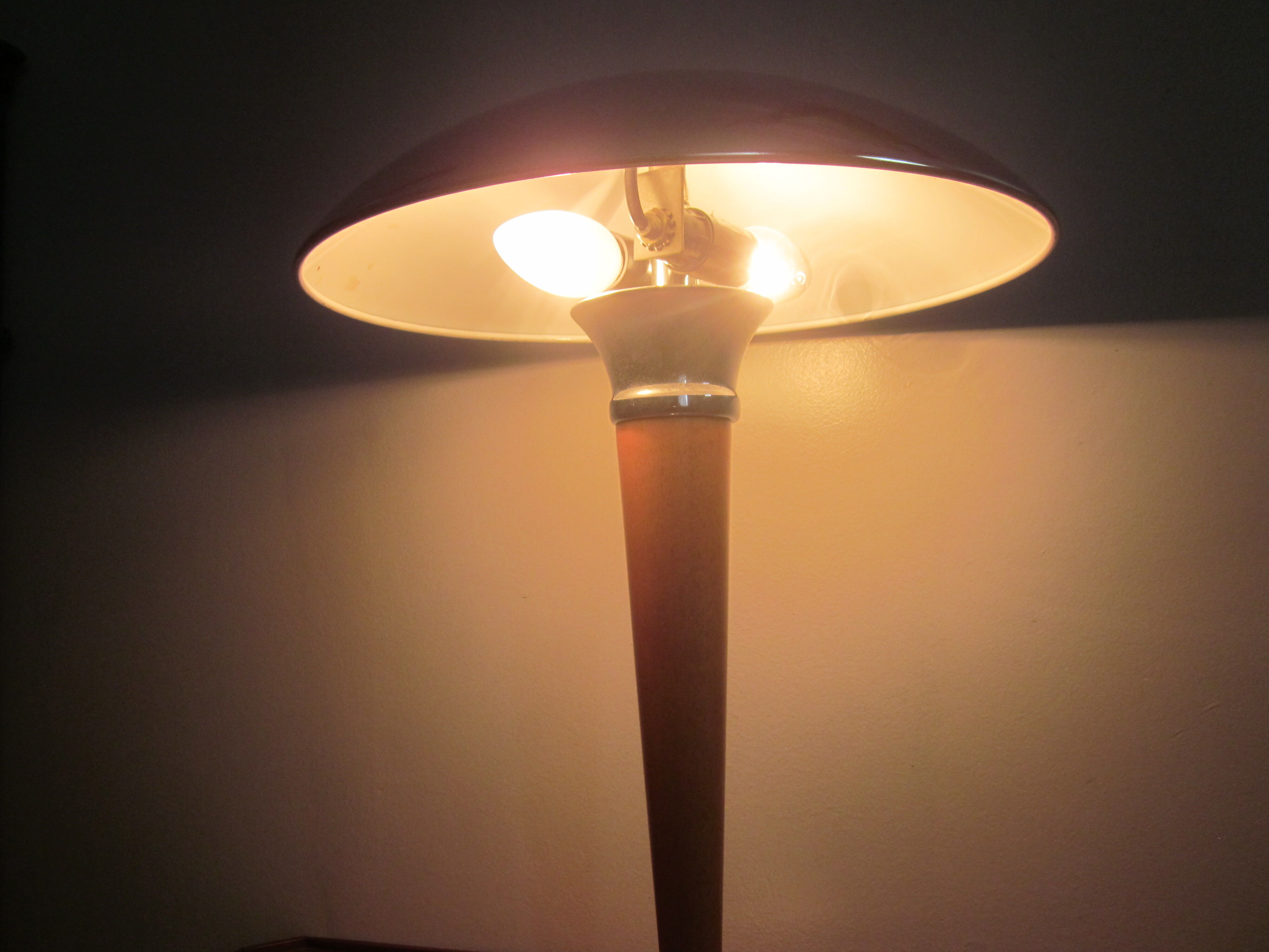 Lampe de bureau en metal chromè et bois