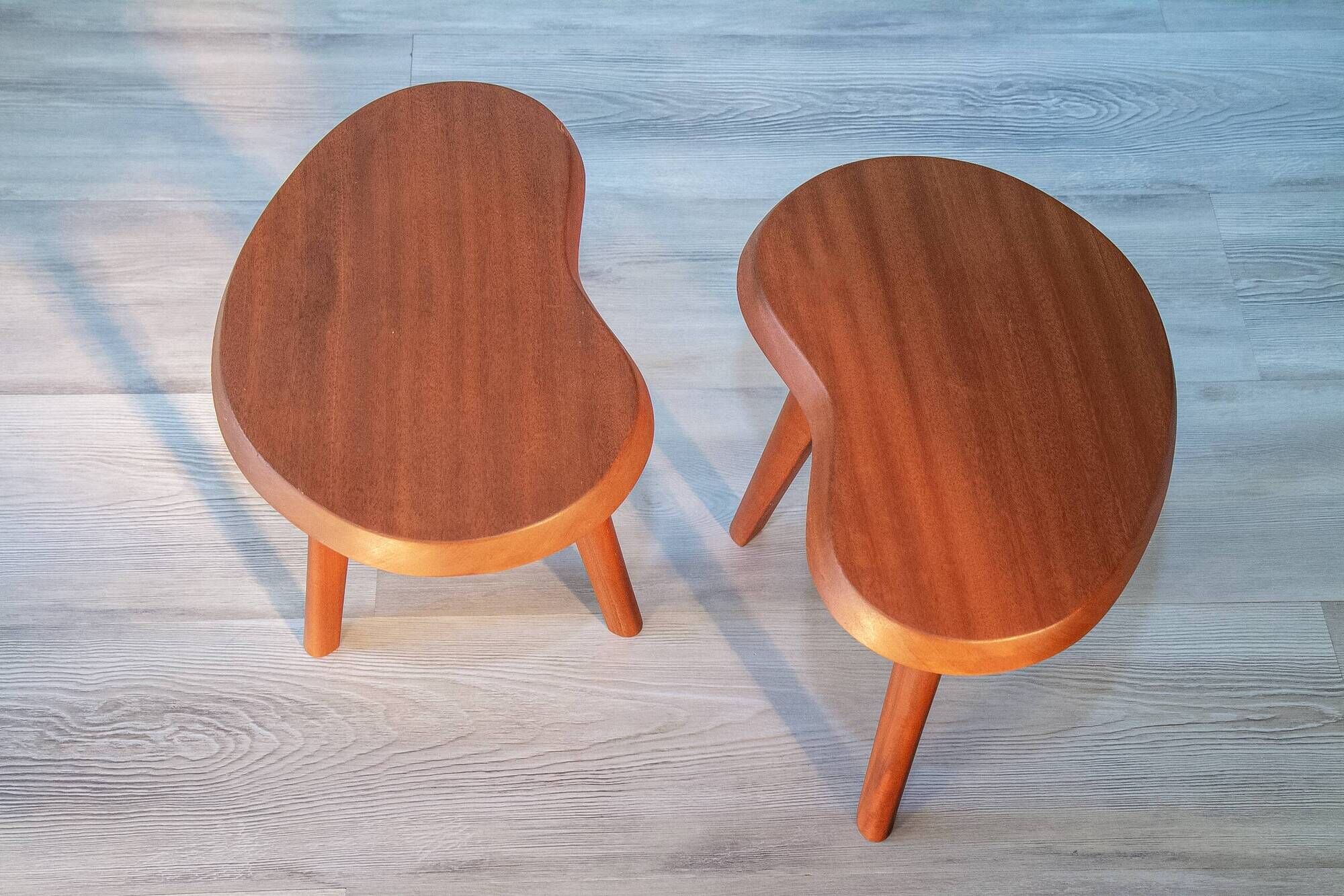 "Tripod plant stand 'bean', solid mahogany from the 1950s."
