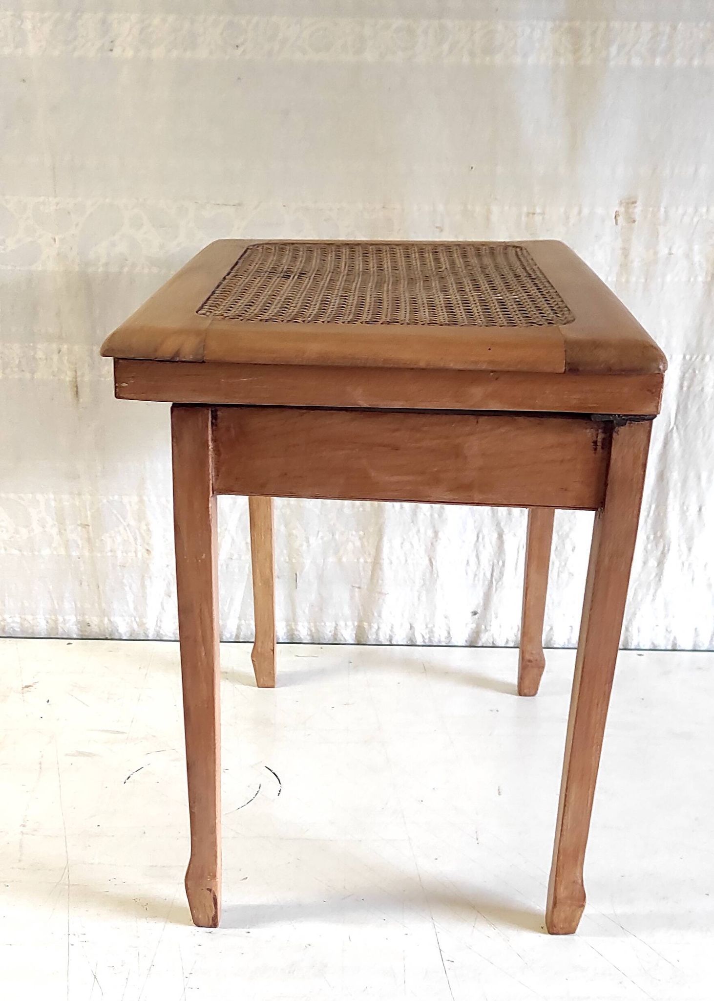 Table d'appoint en bois massif et cannage - mid. XXème