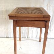 Table d'appoint en bois massif et cannage - mid. XXème