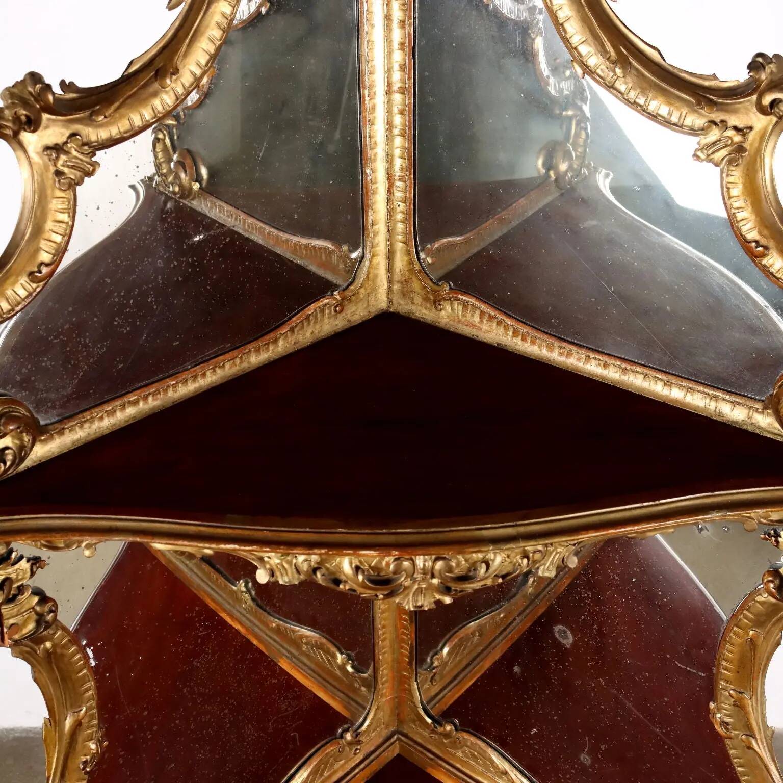 Meuble d’angle ancien style baroque en acajou XX Century