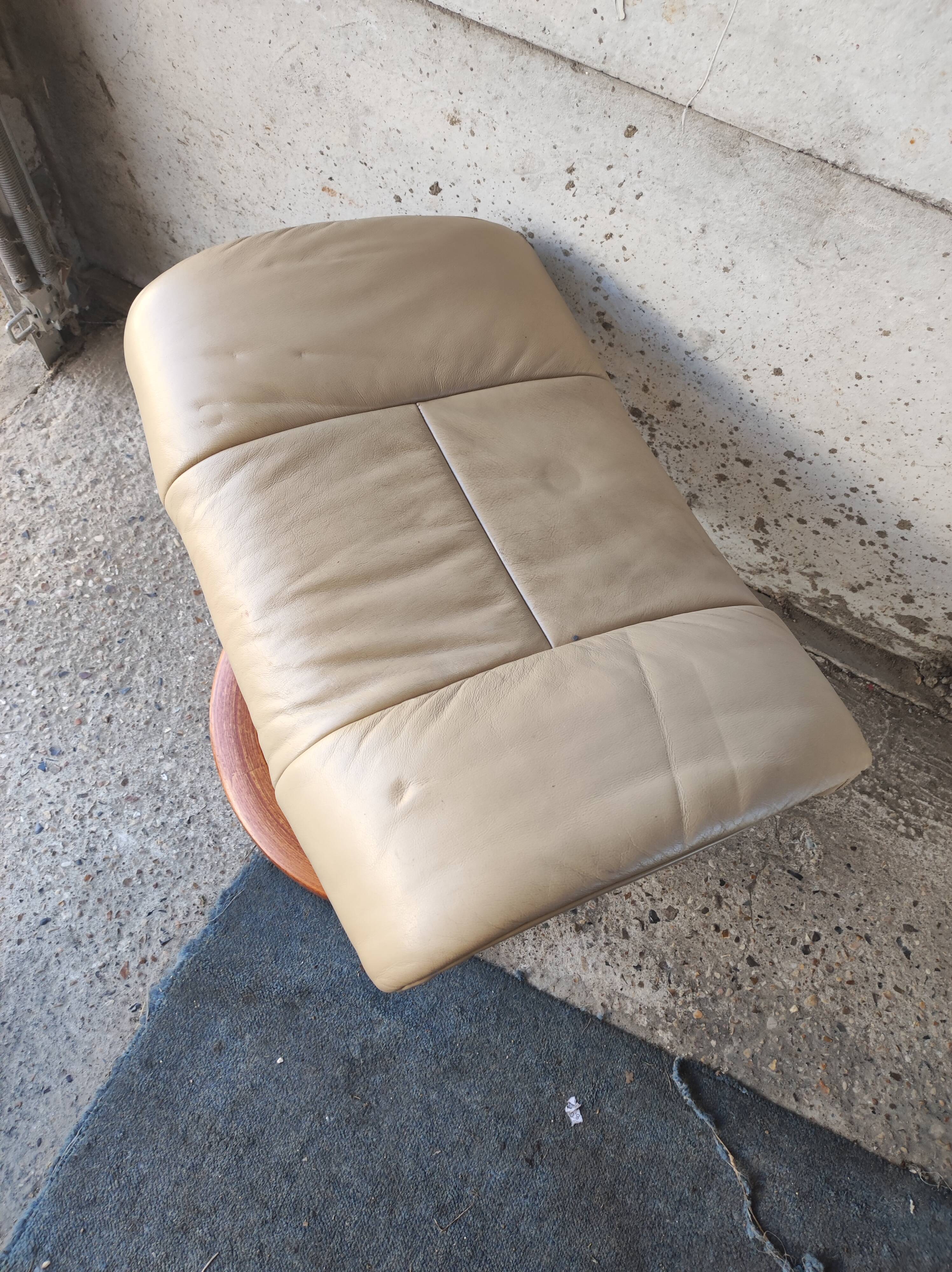 Footrest leather stool and wood relax armchair Sressless