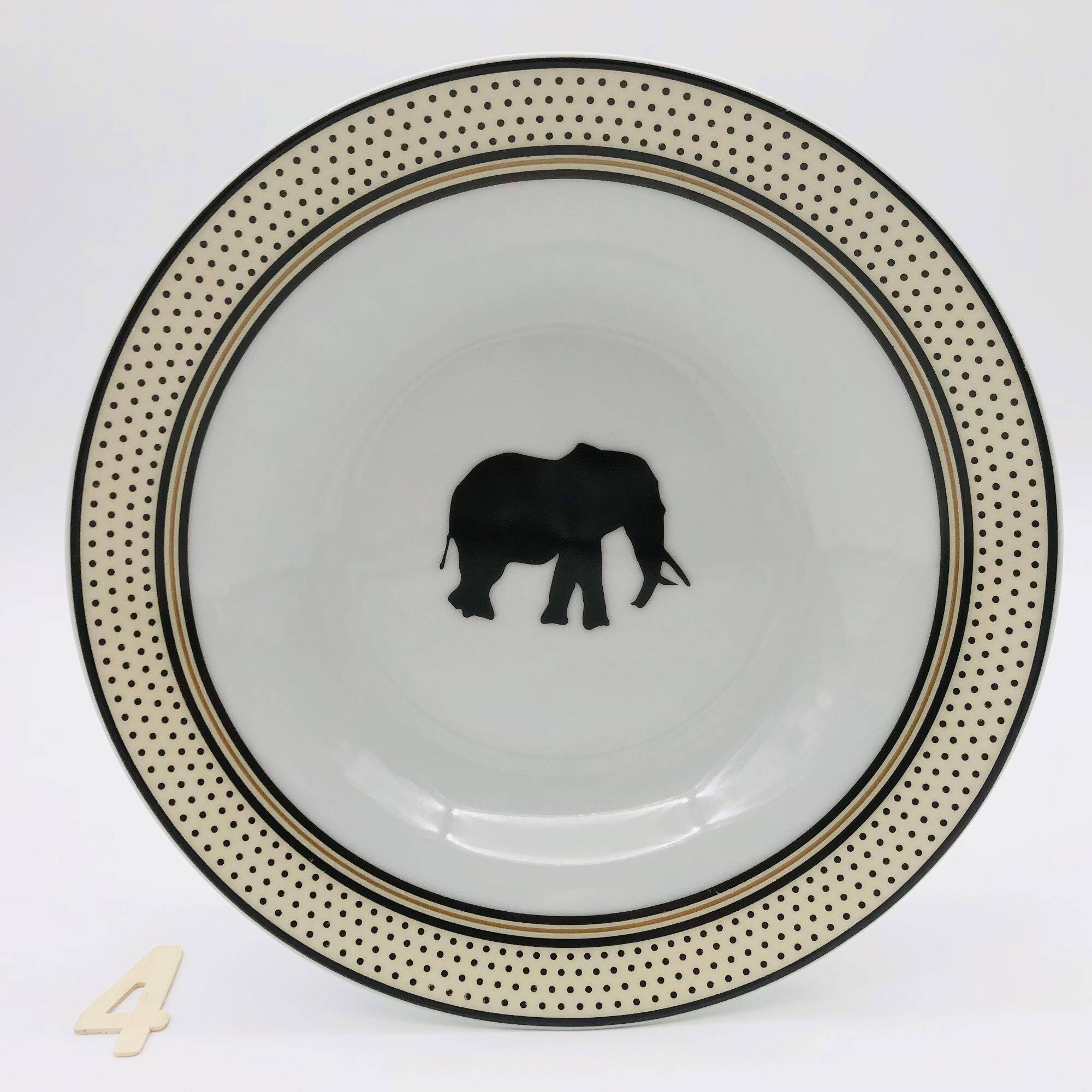 6 Porcelain soup plates, Safari.