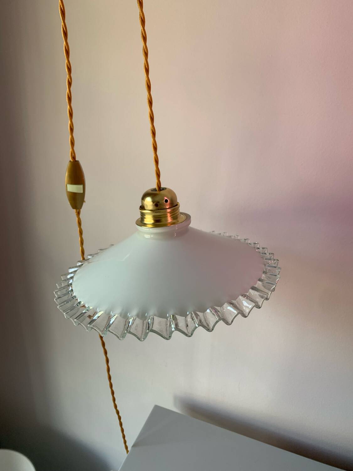 Suspension baladeuse vintage opaline blanche dentelle