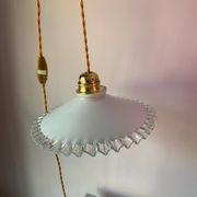 Suspension baladeuse vintage opaline blanche dentelle