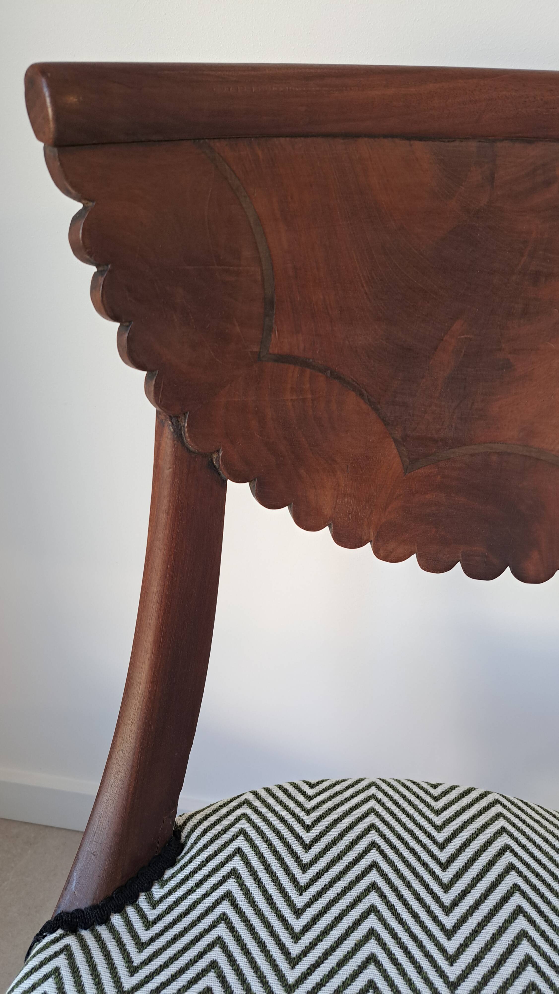 Pair of mahogany gondola chairs – Empire style – 20th century, restored