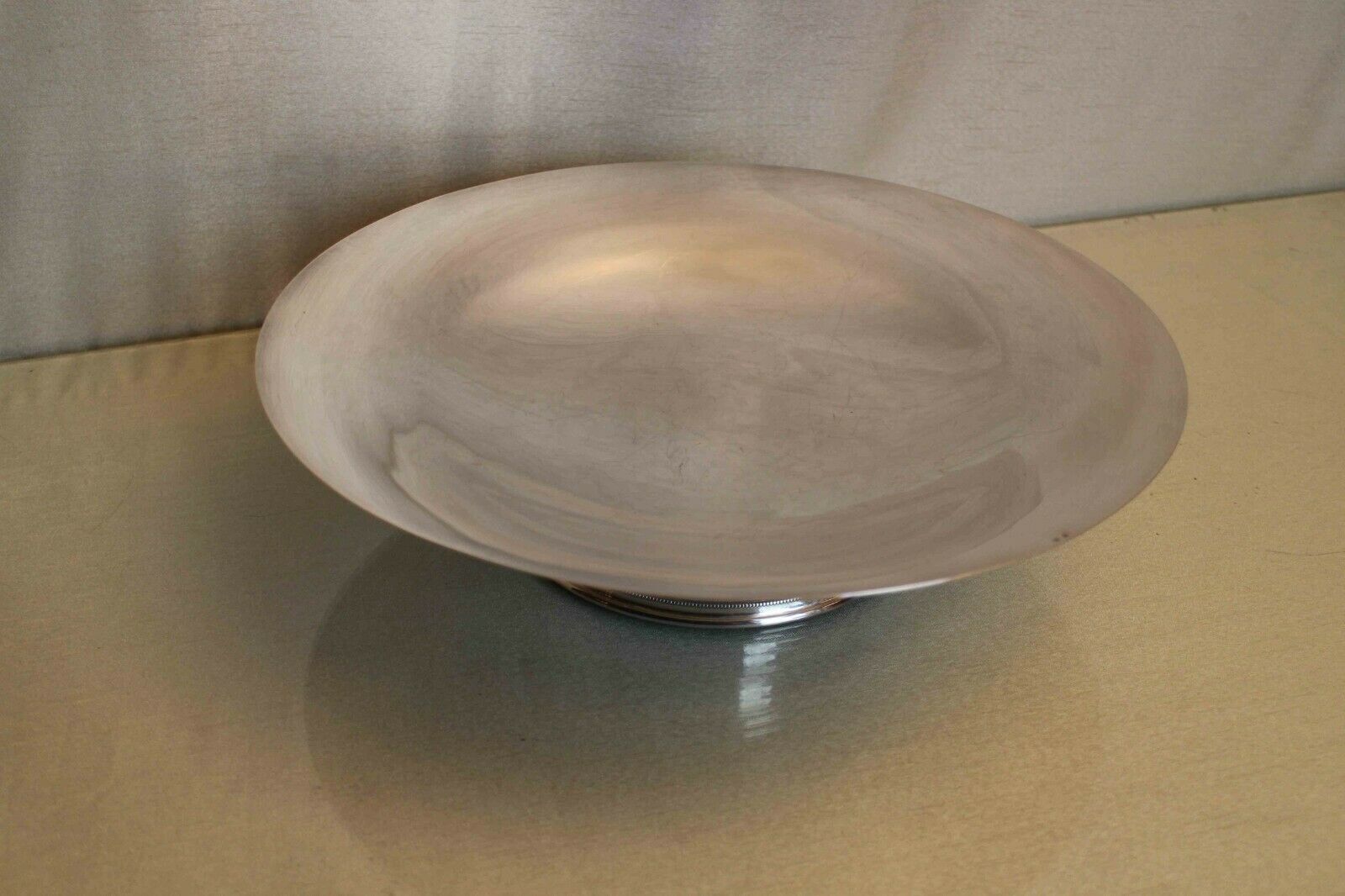 Large flat circular cut on silver metal pedestal