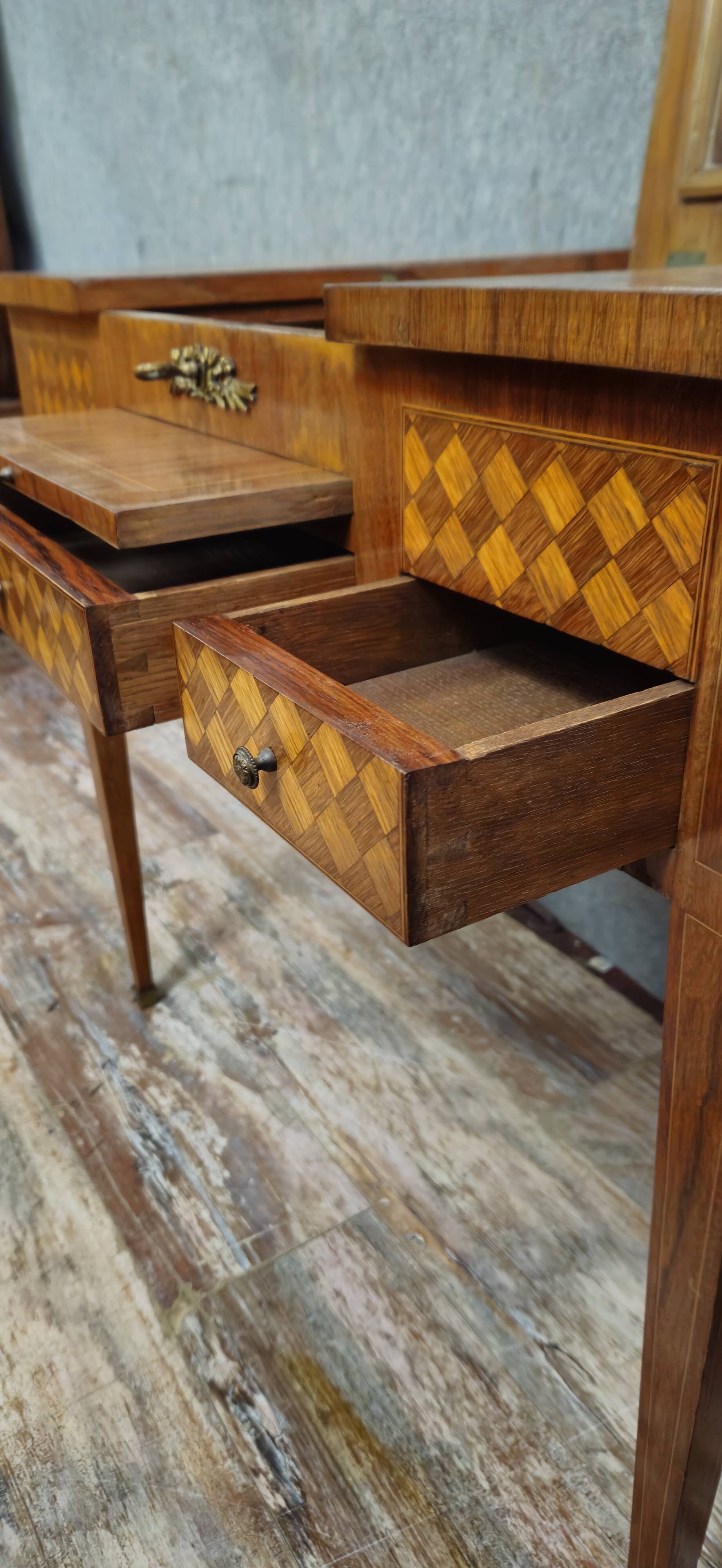 Coiffeuse ancienne en bois marqueté – Style Louis XVI – avec miroir