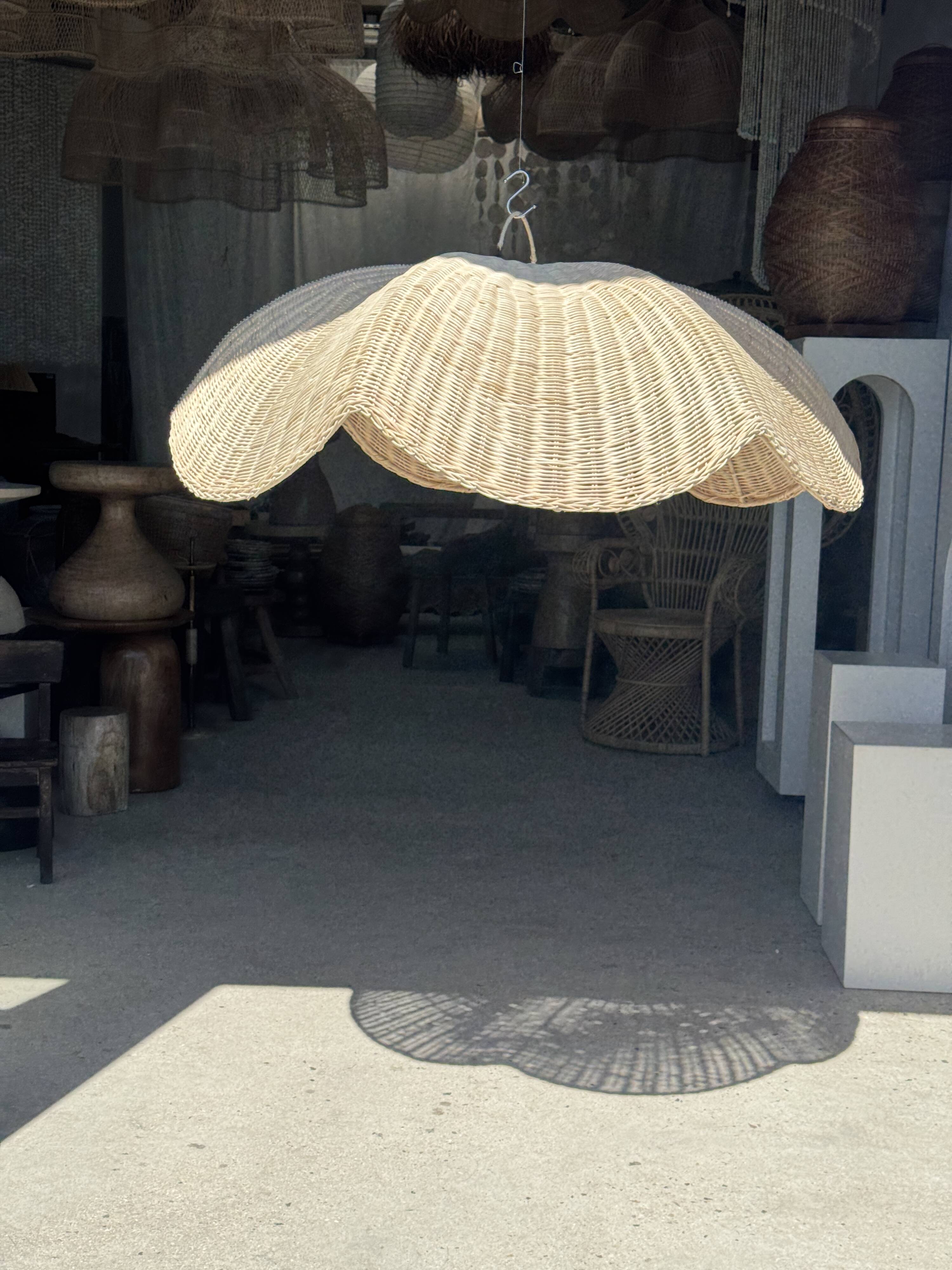 Large suspension or lampshade in flat woven tulip flower rattan H35 D