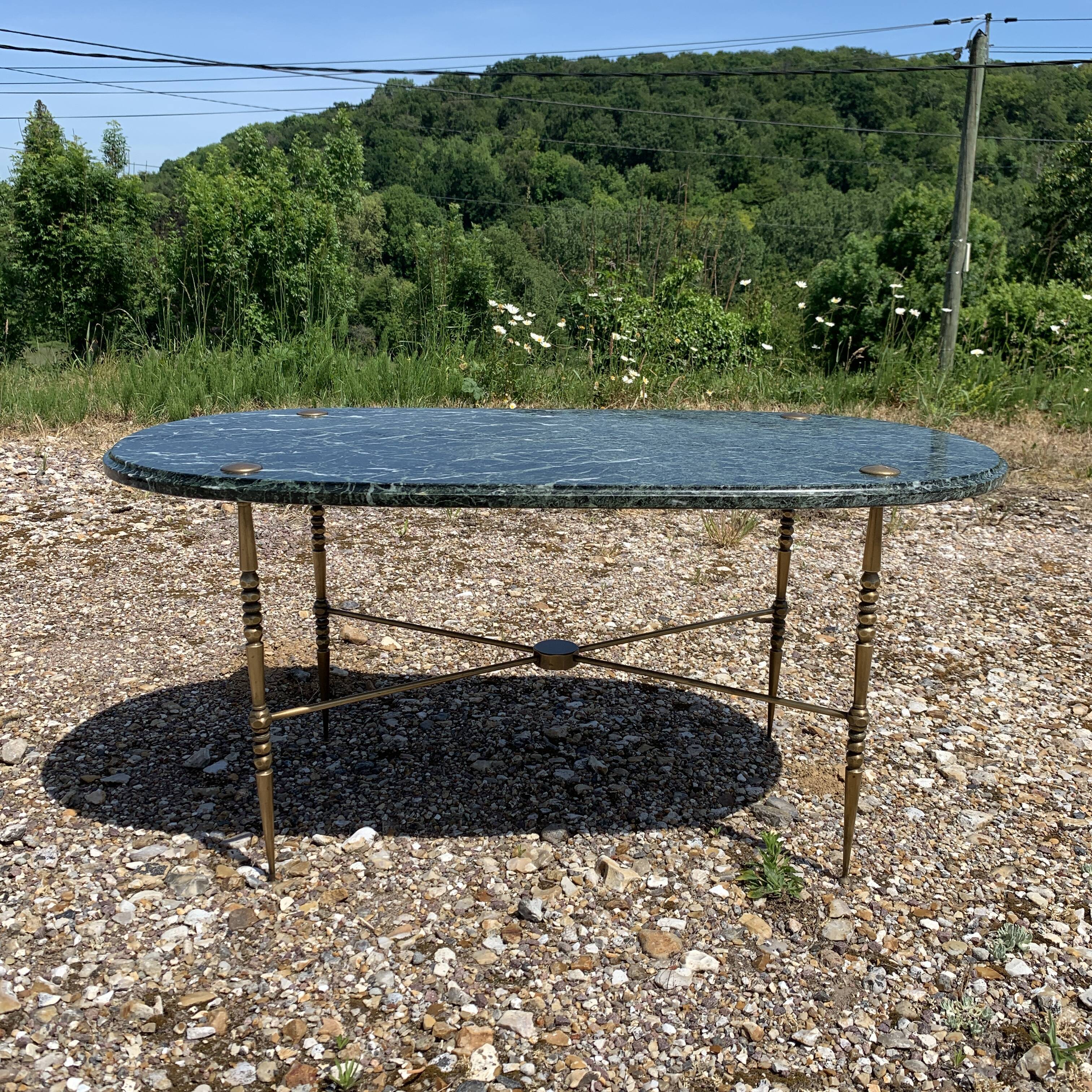 Oval coffee table in veined green marble
