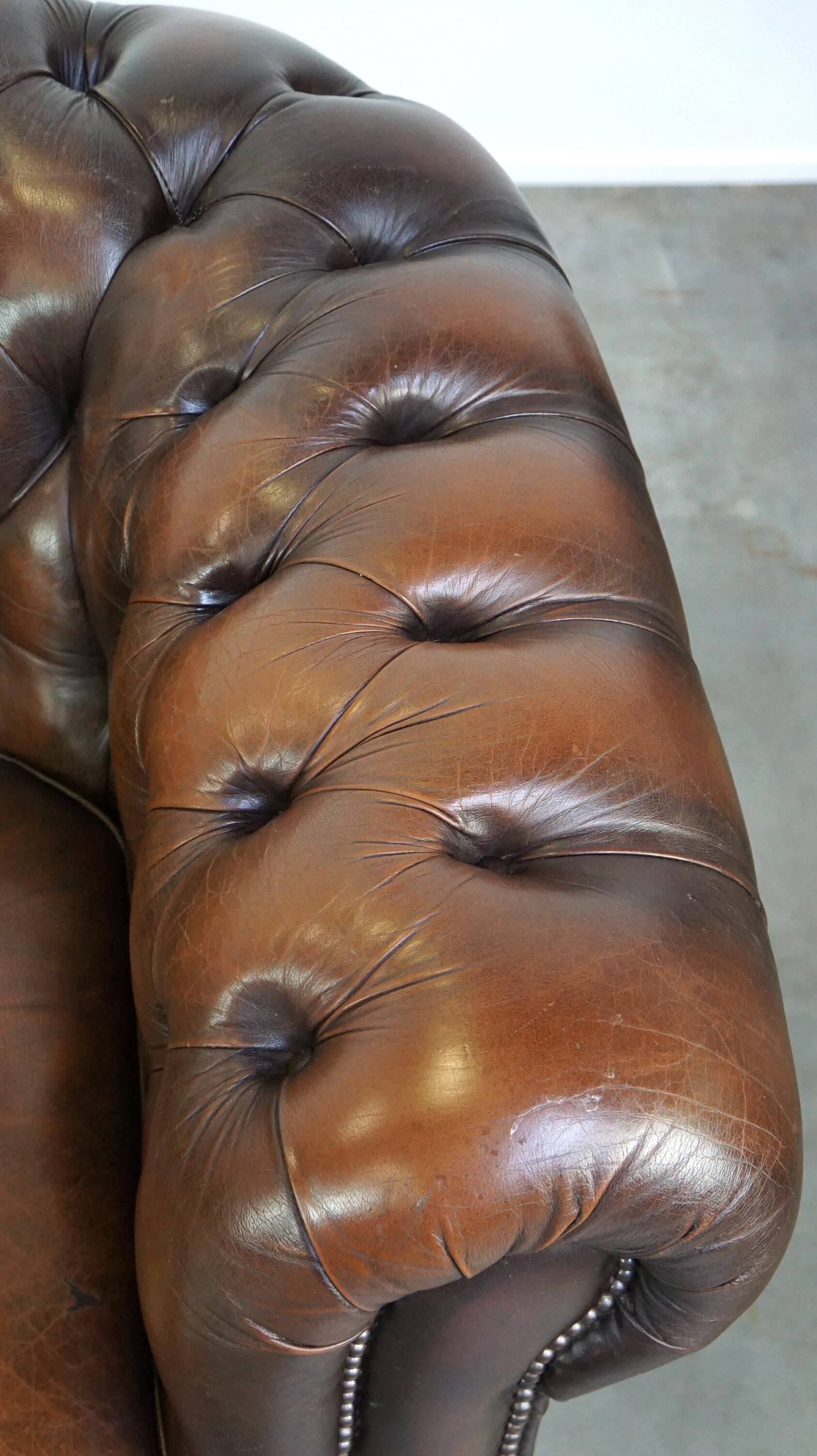 Canapé Chesterfield anglais 2,5 places en cuir de vachette flammé marron foncé